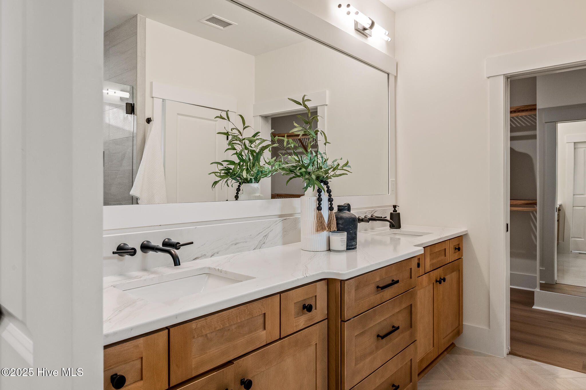 100533219 | Photo 25