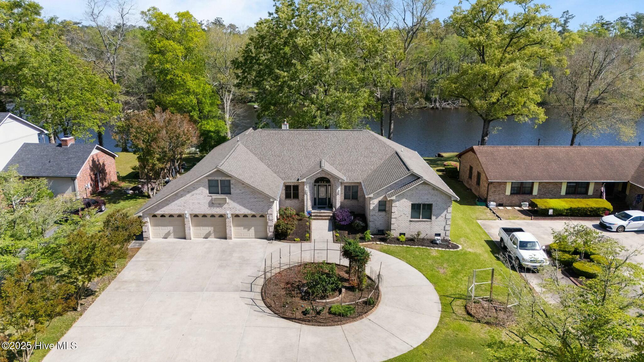 Homes for sale in New Bern, NC | 220 Shoreline Dr, New Bern, NC 28562 | MLS# 100501864