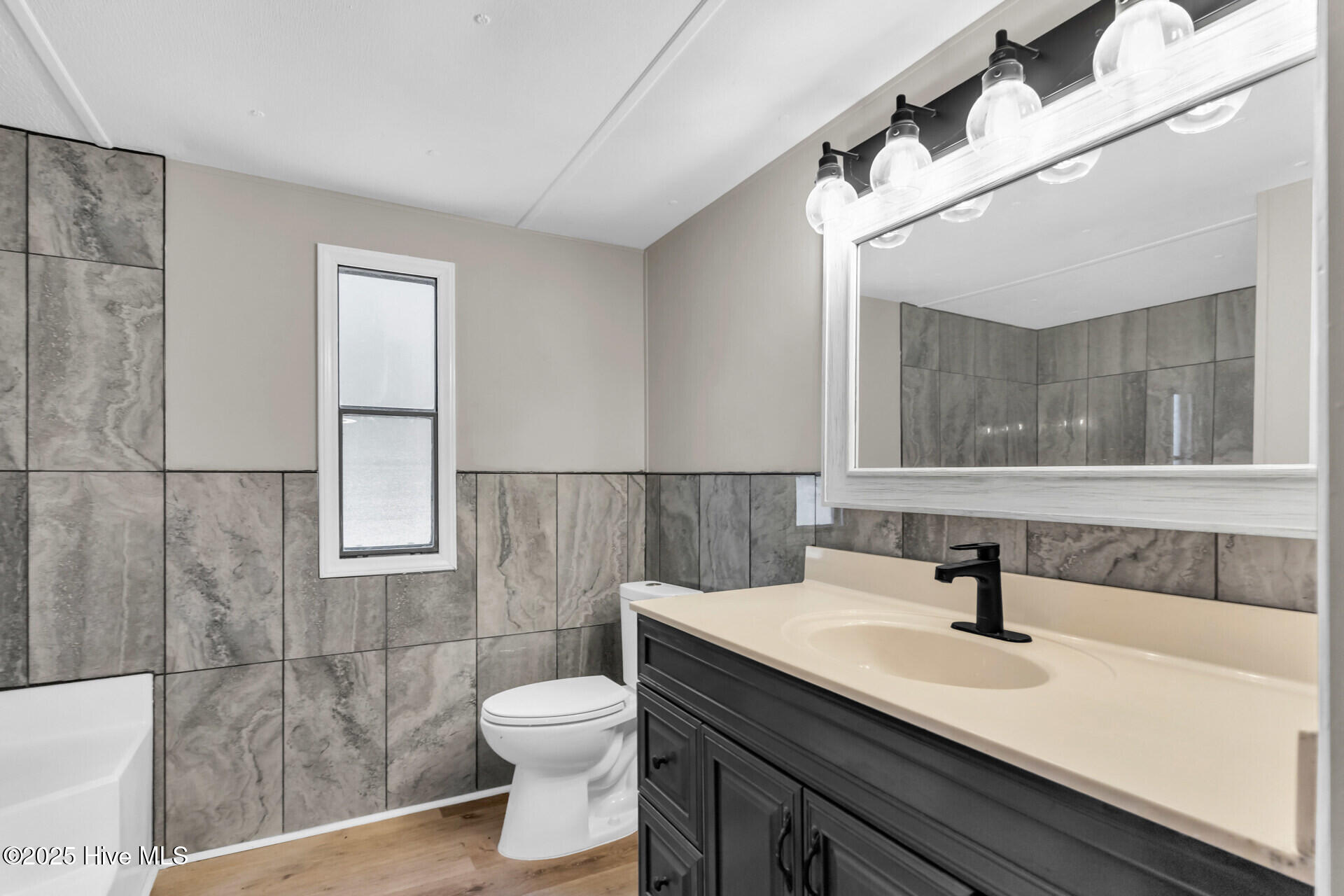 100503188 | Photo 16