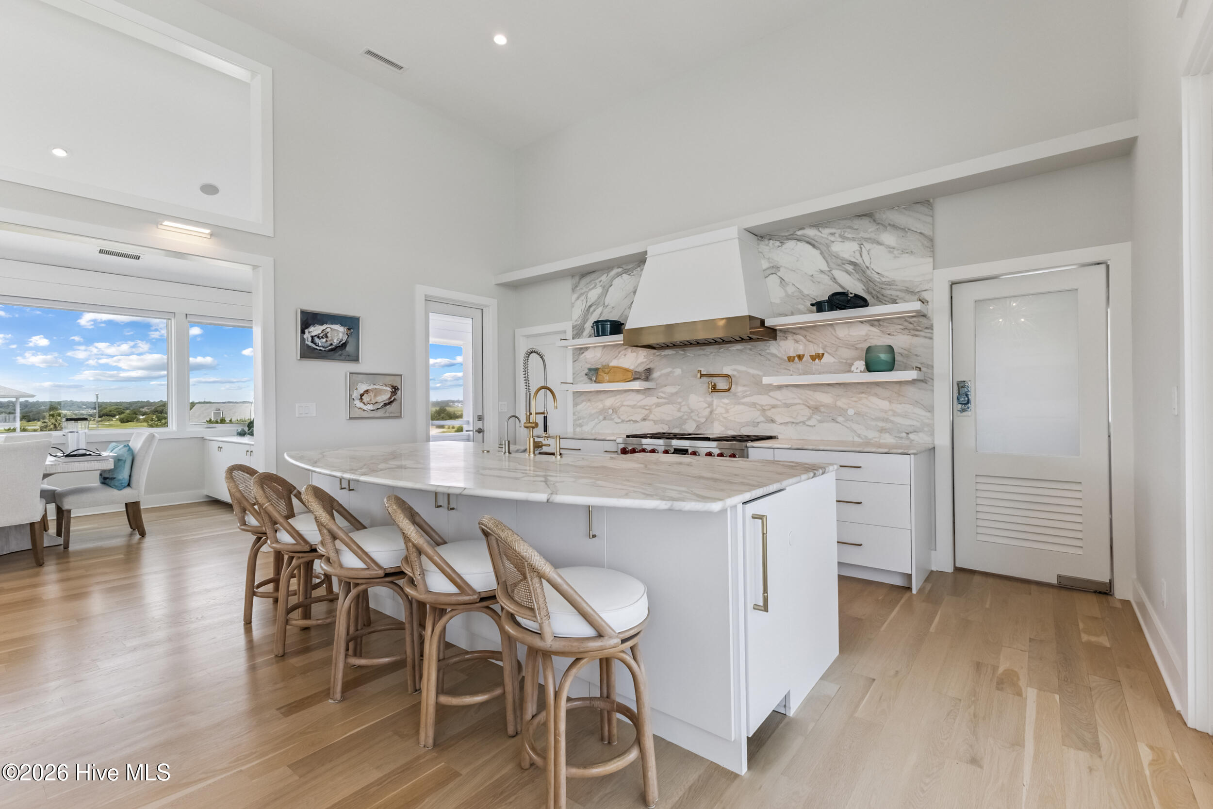 100560711 | Photo 18