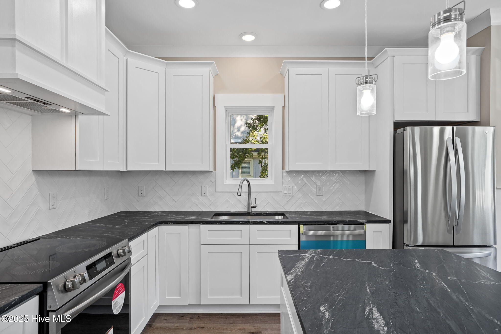 100535041 | Photo 12