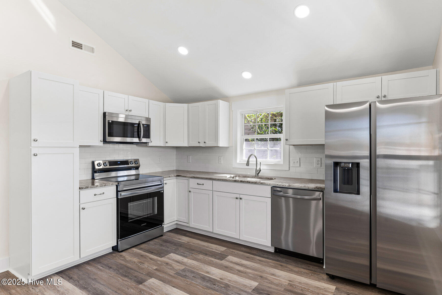 100536748 | Photo 11