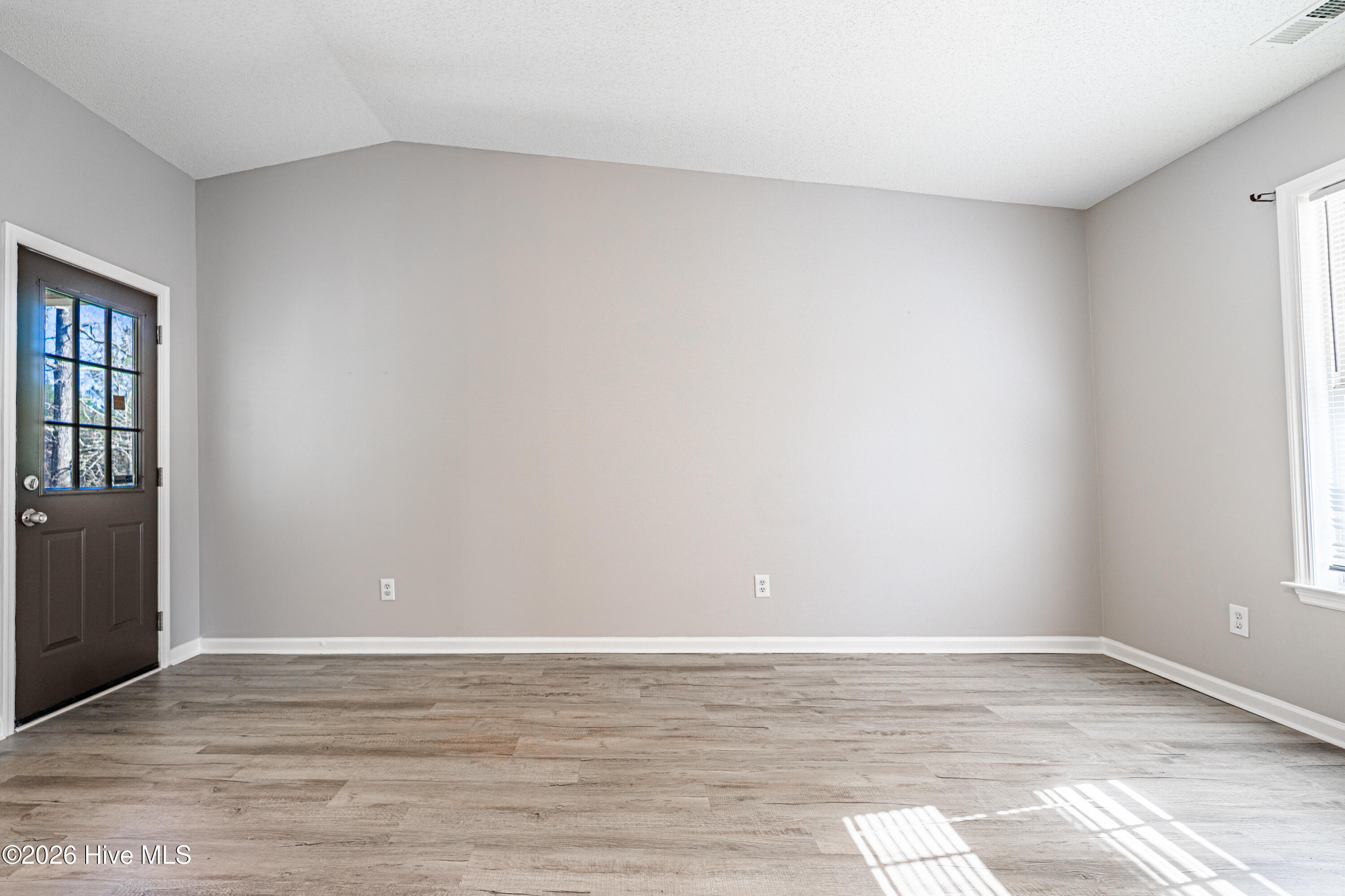 100557378 | Photo 11