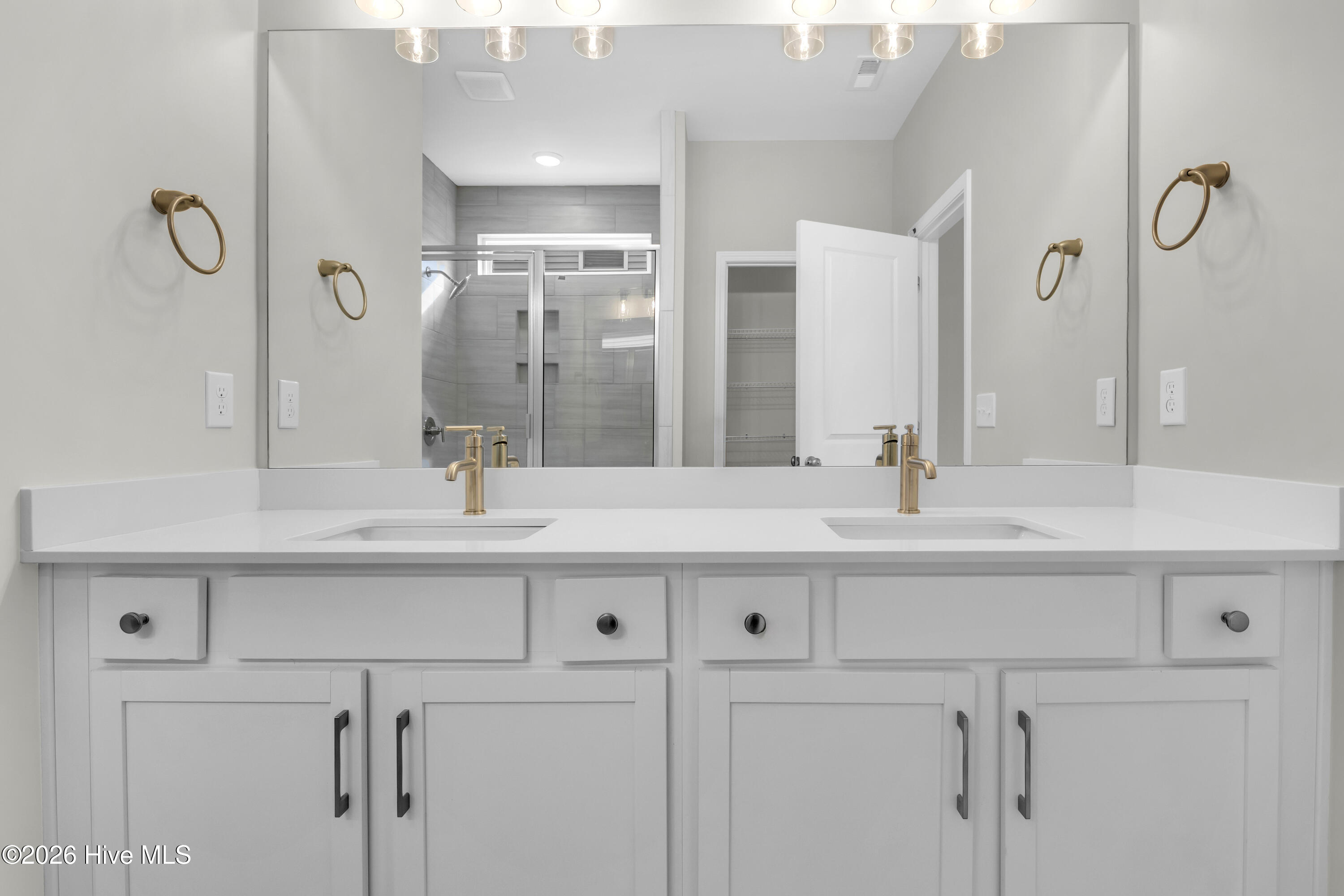 100552791 | Photo 34