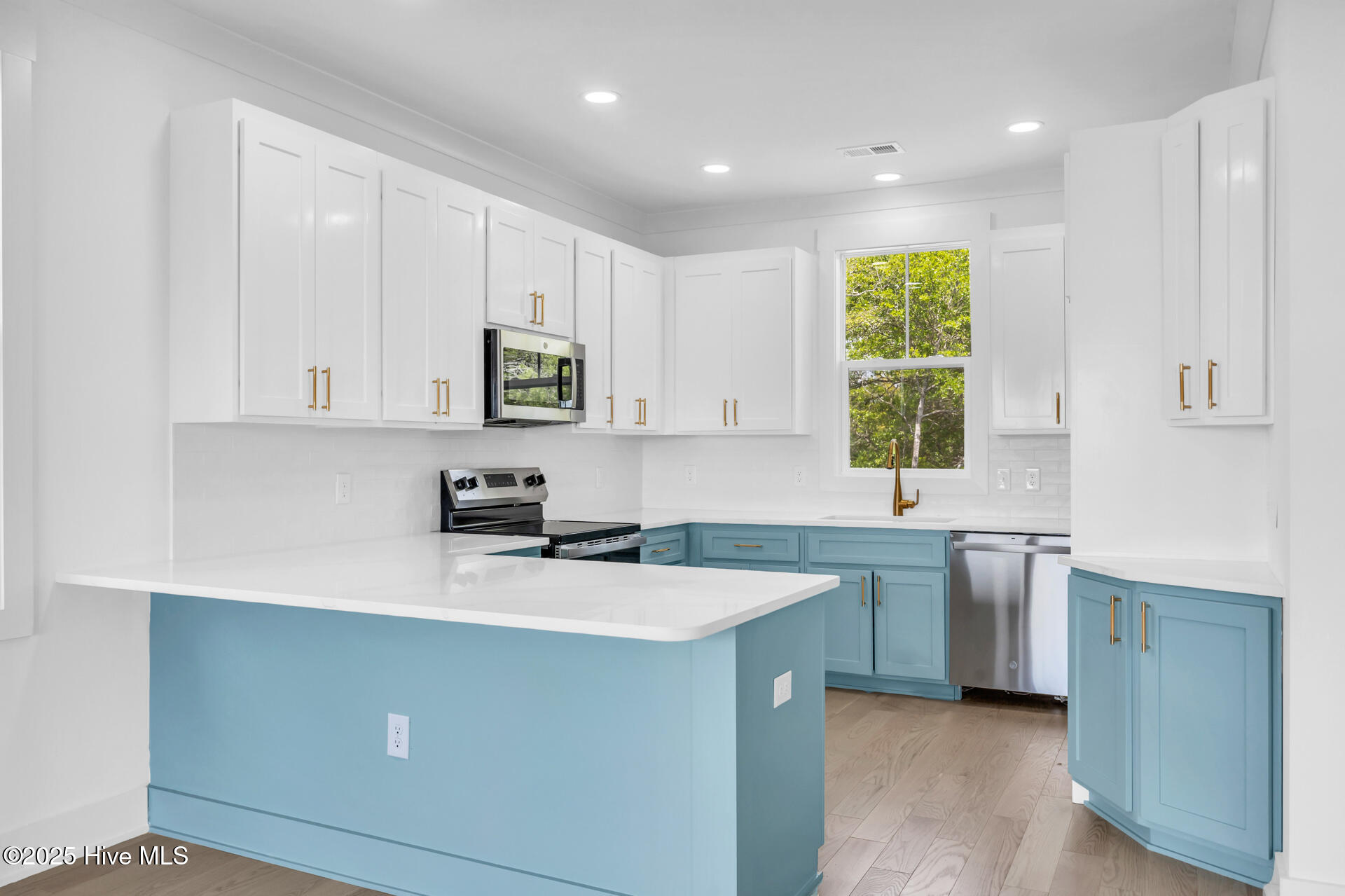 100547120 | Photo 11