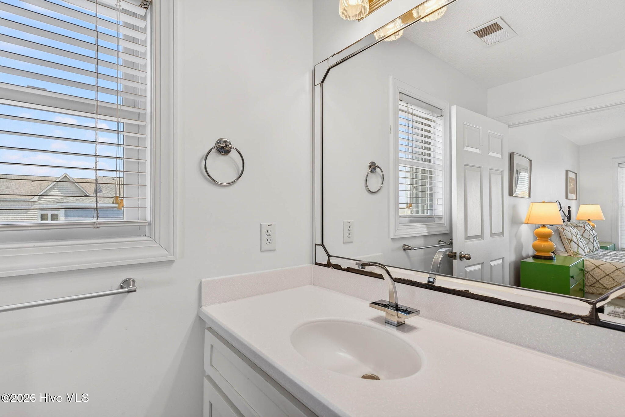 100563244 | Photo 25