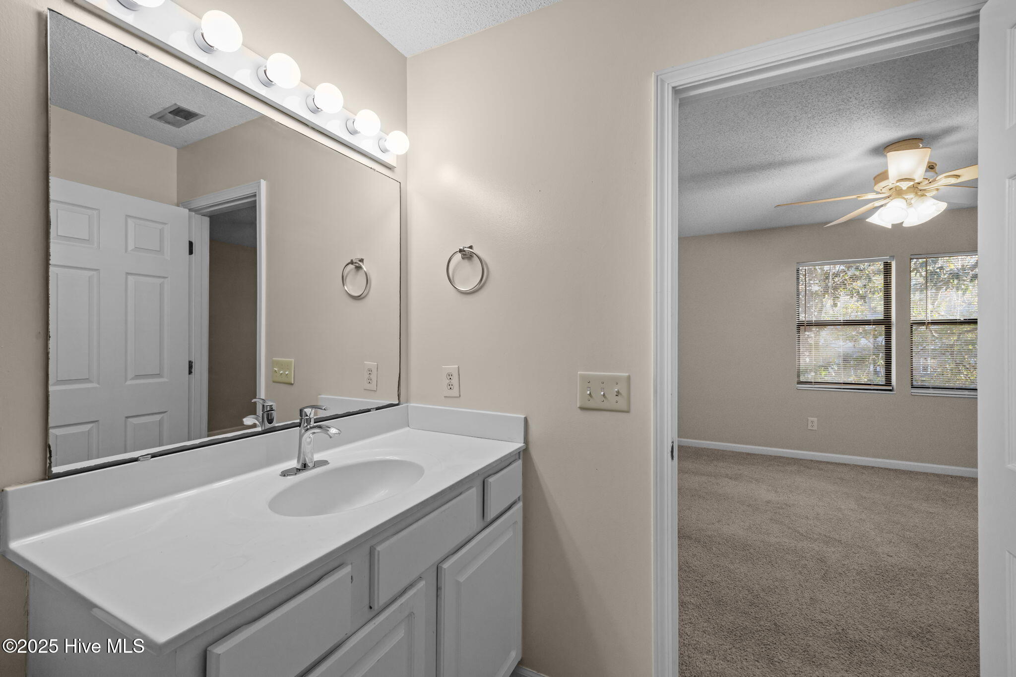 100543973 | Photo 26