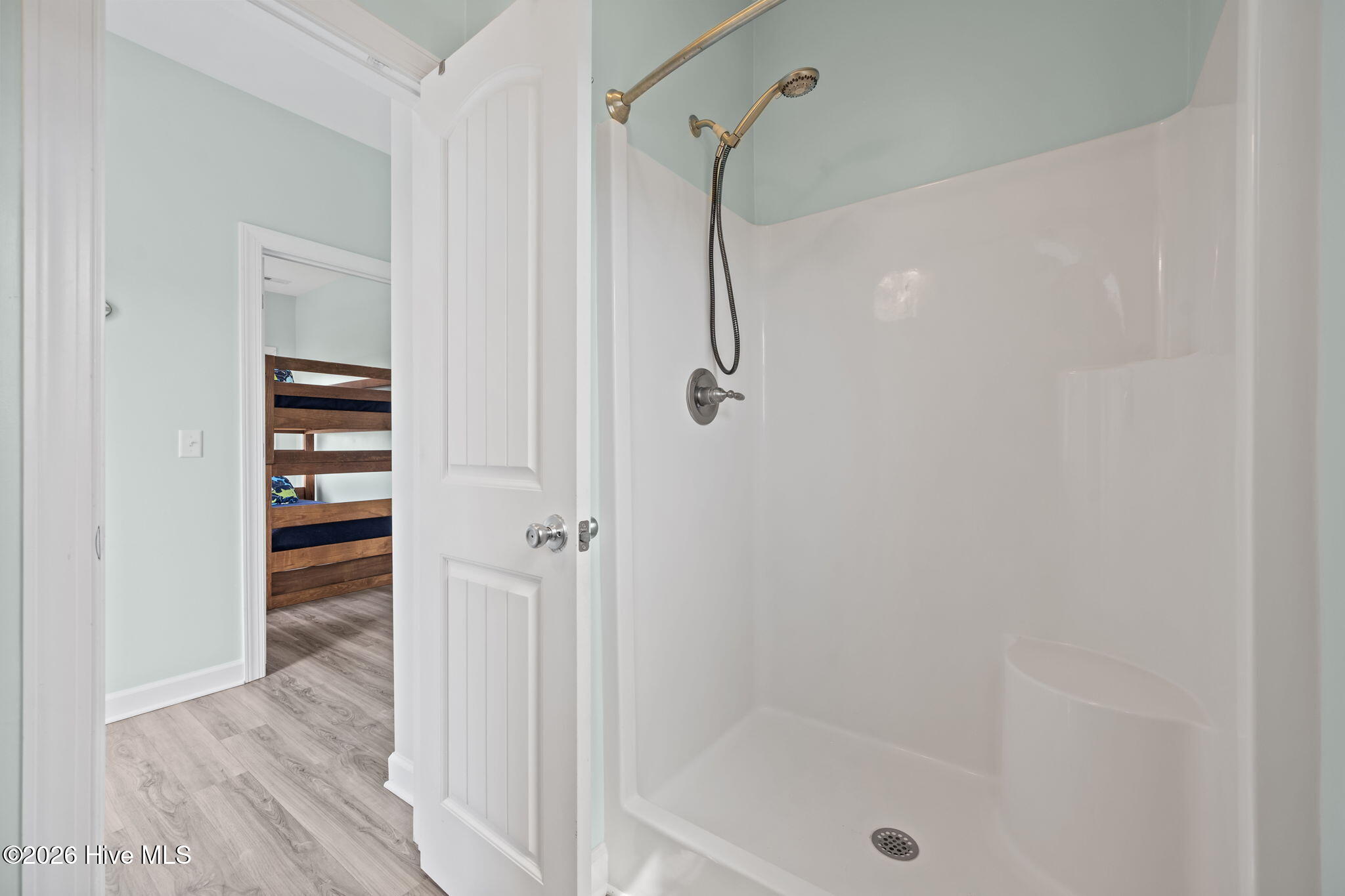 100563111 | Photo 23