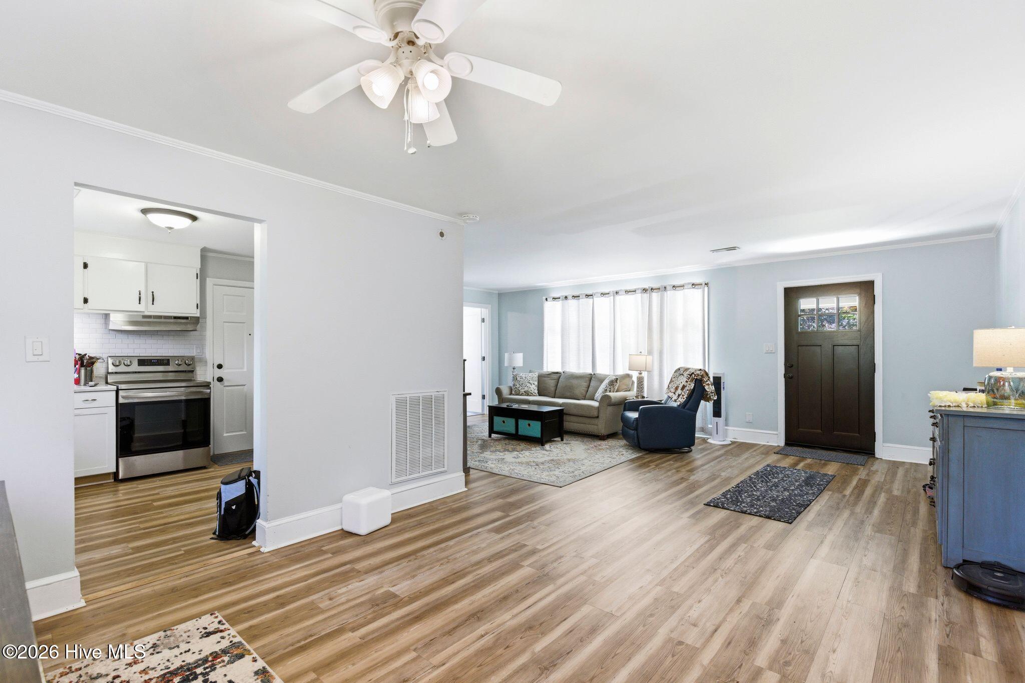 100562415 | Photo 14