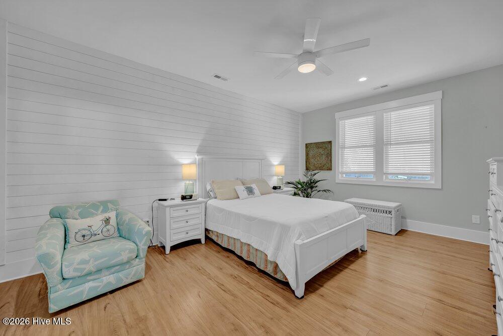 100561584 | Photo 14