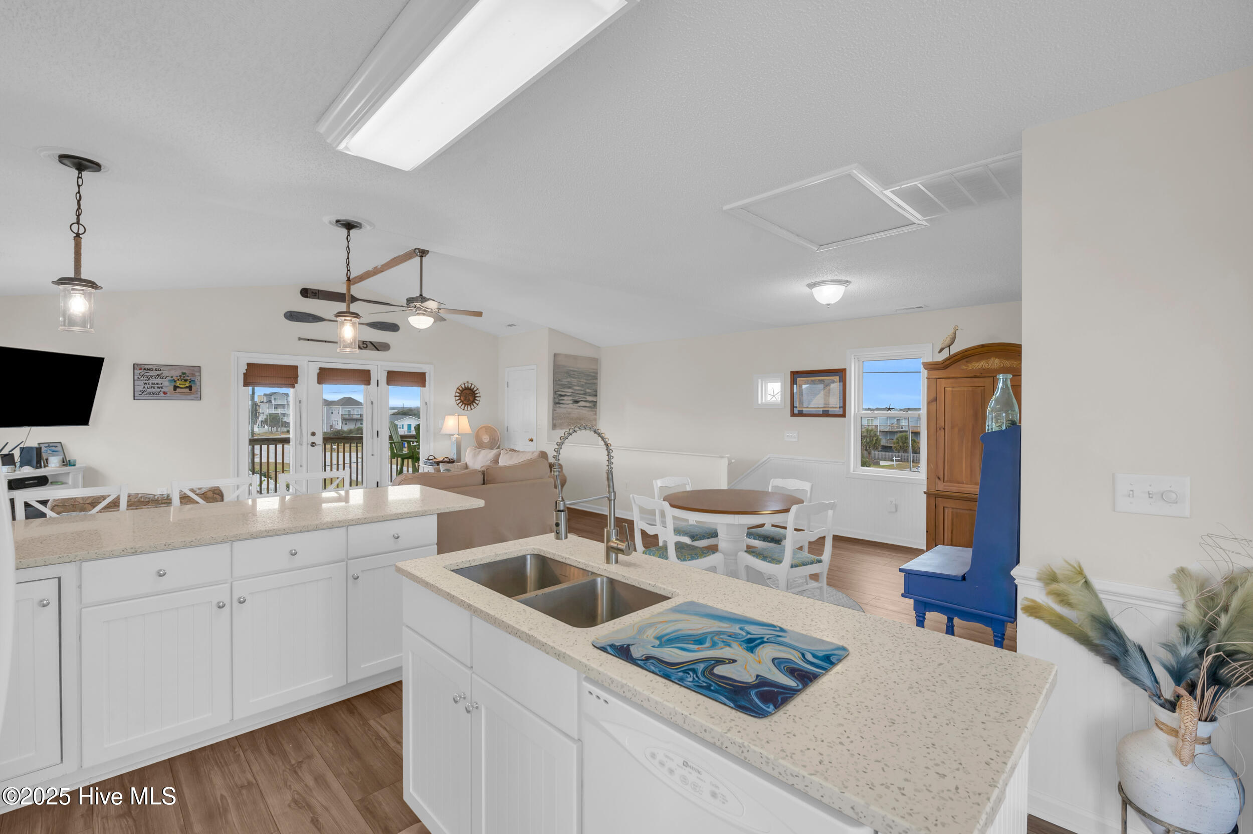 100543103 | Photo 22