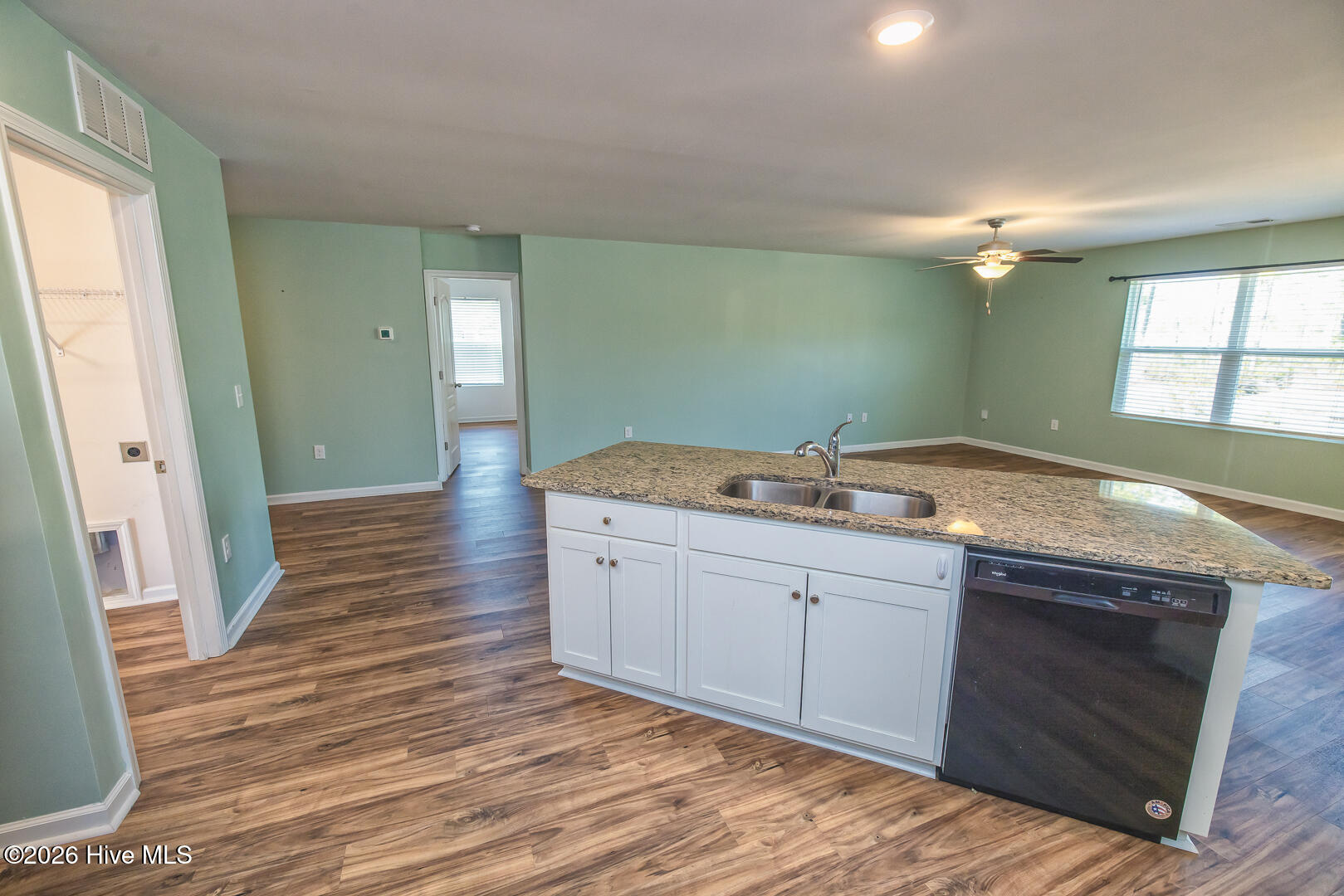 100558342 | Photo 15