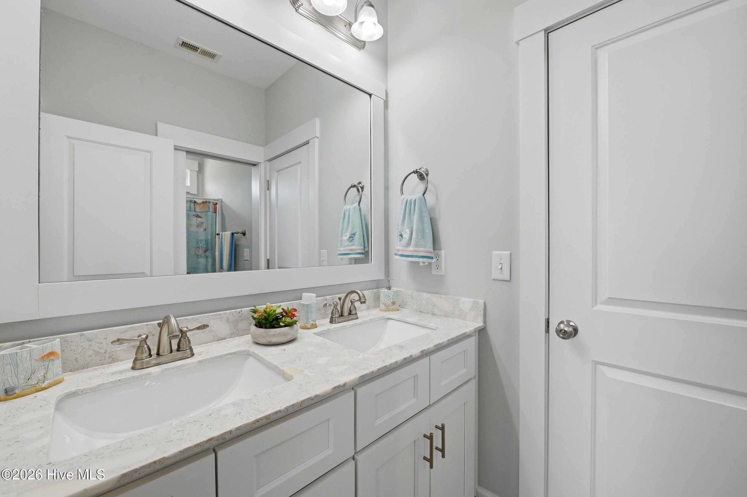 100566113 | Photo 31