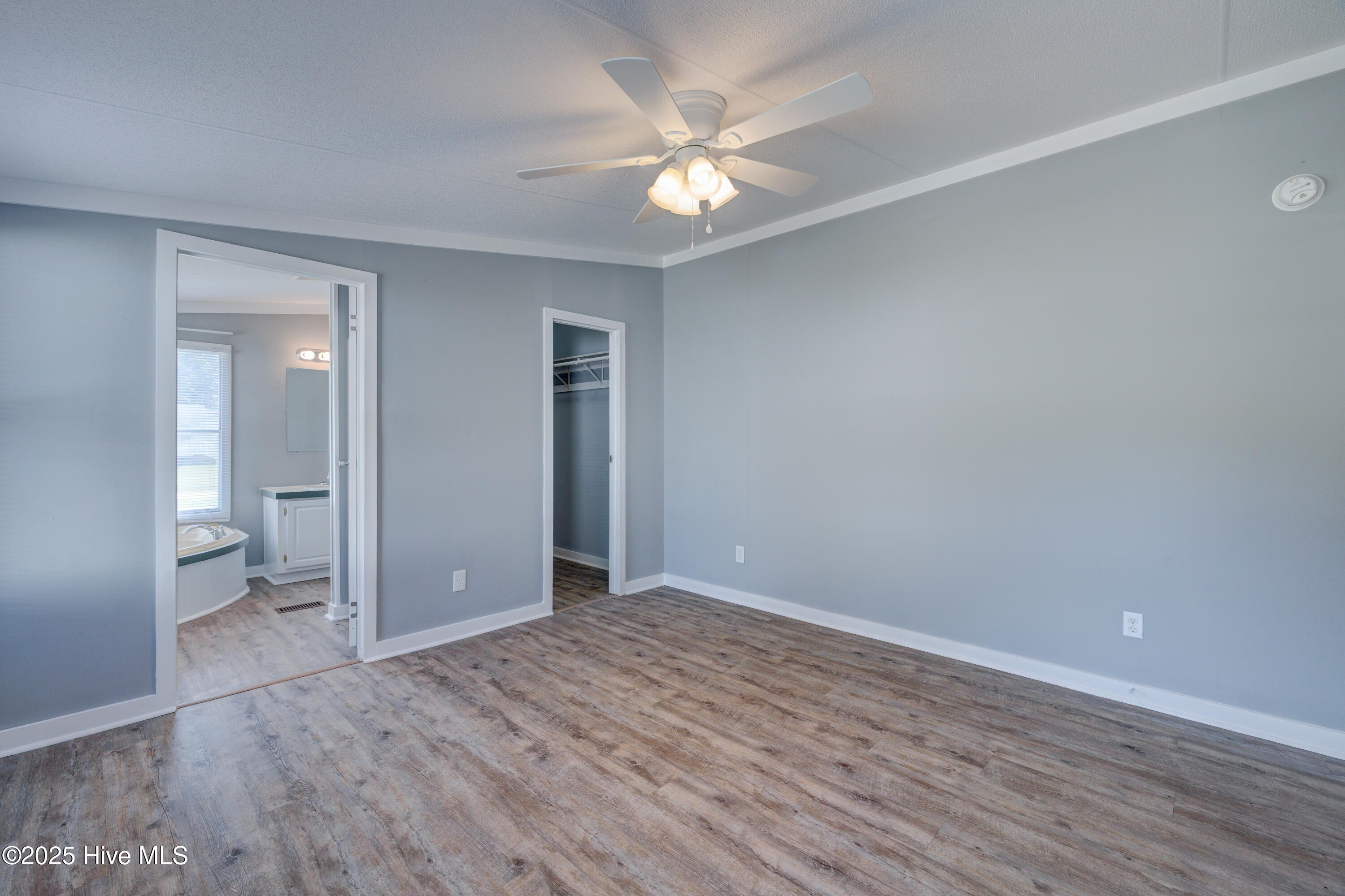 100516648 | Photo 25