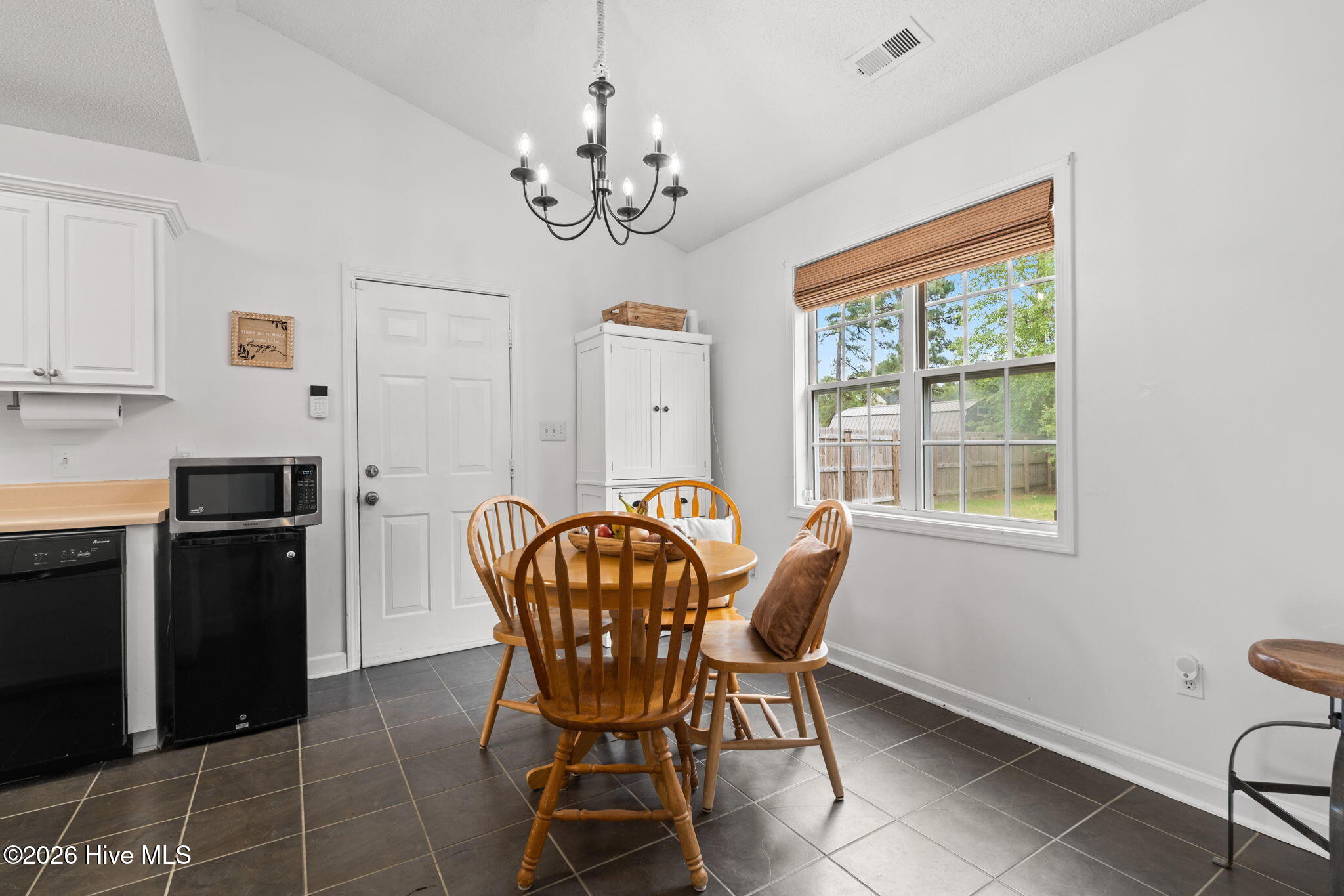 100570362 | Photo 12