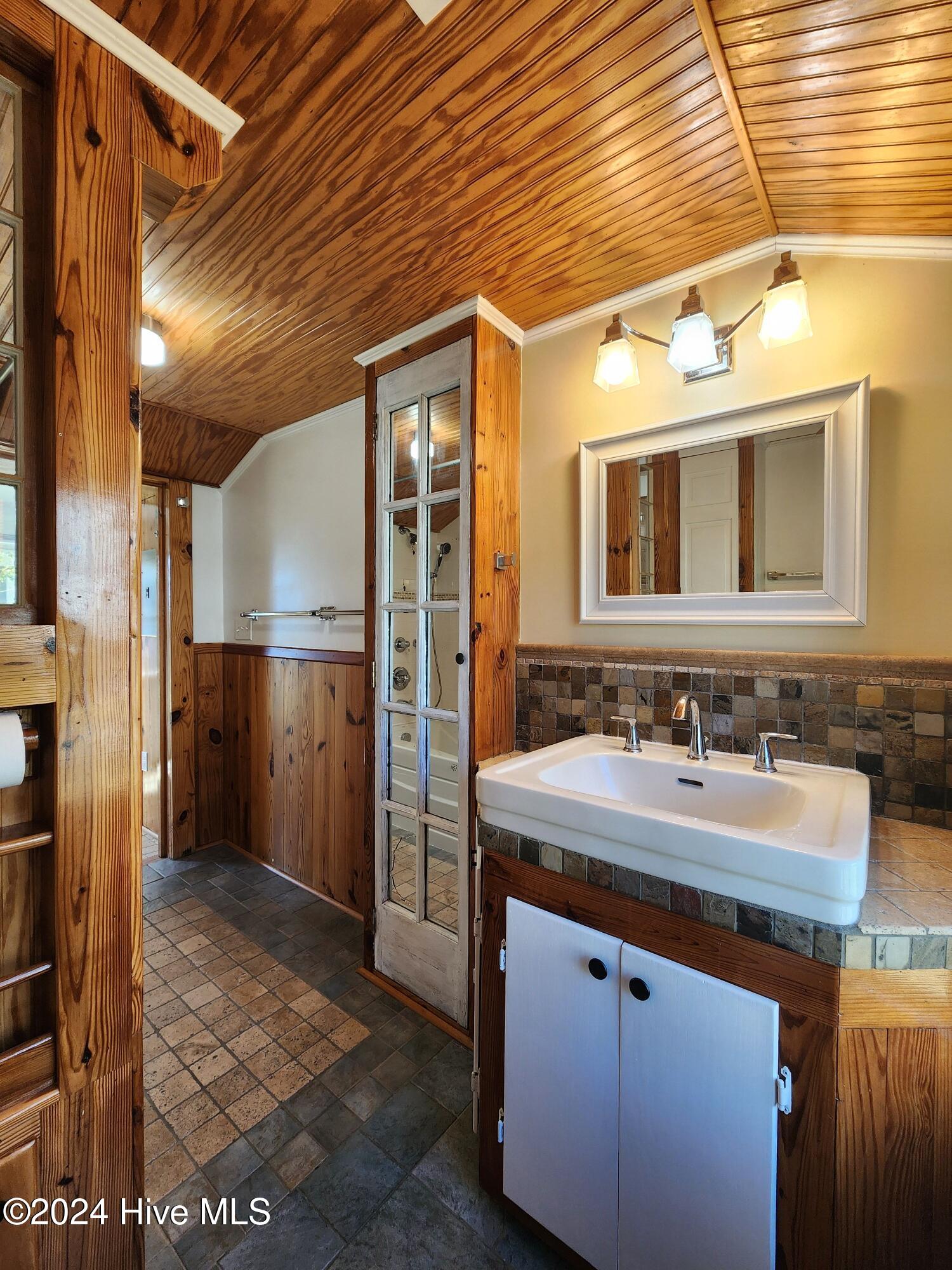 100570380 | Photo 18