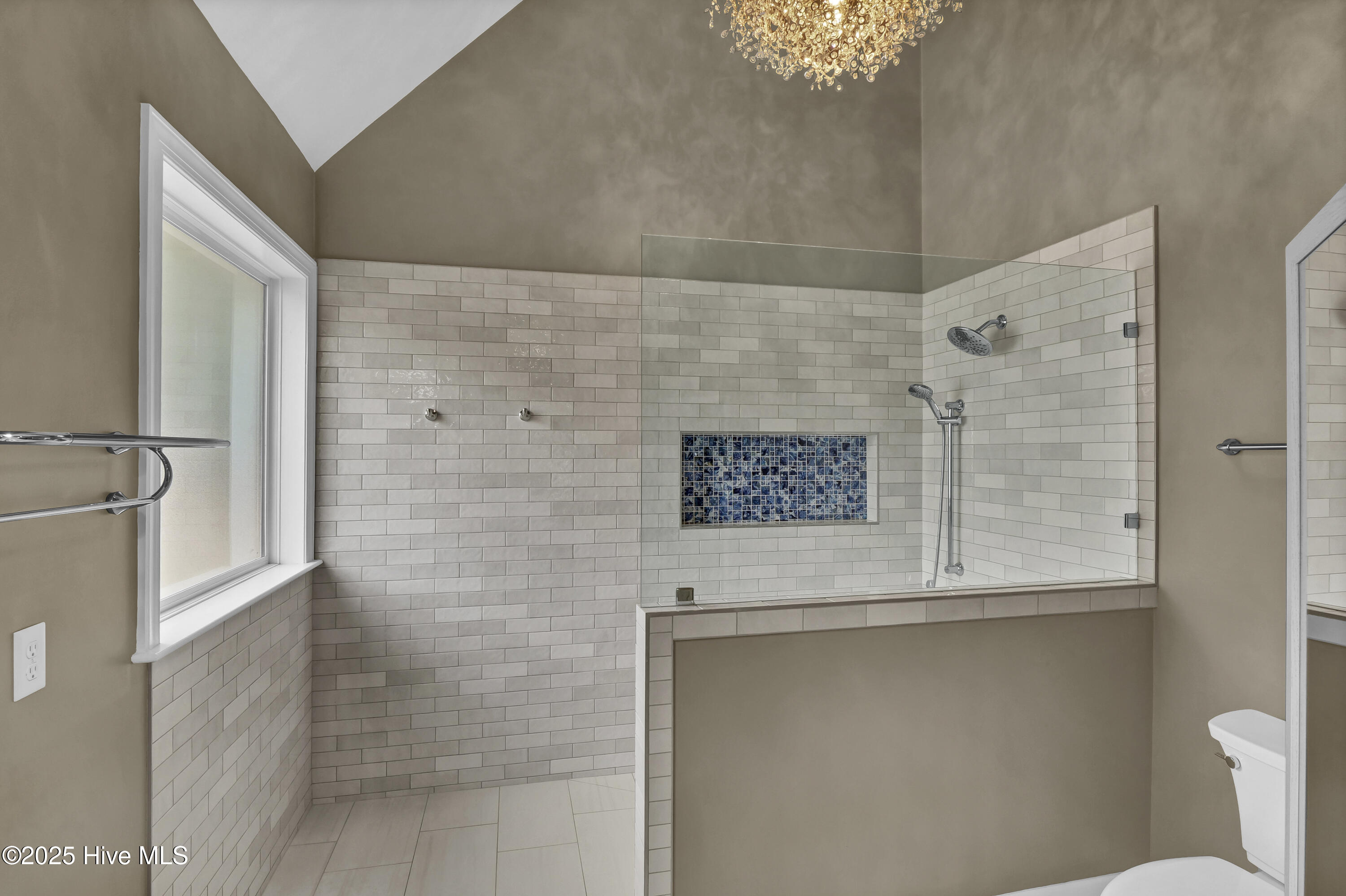 100543498 | Photo 30