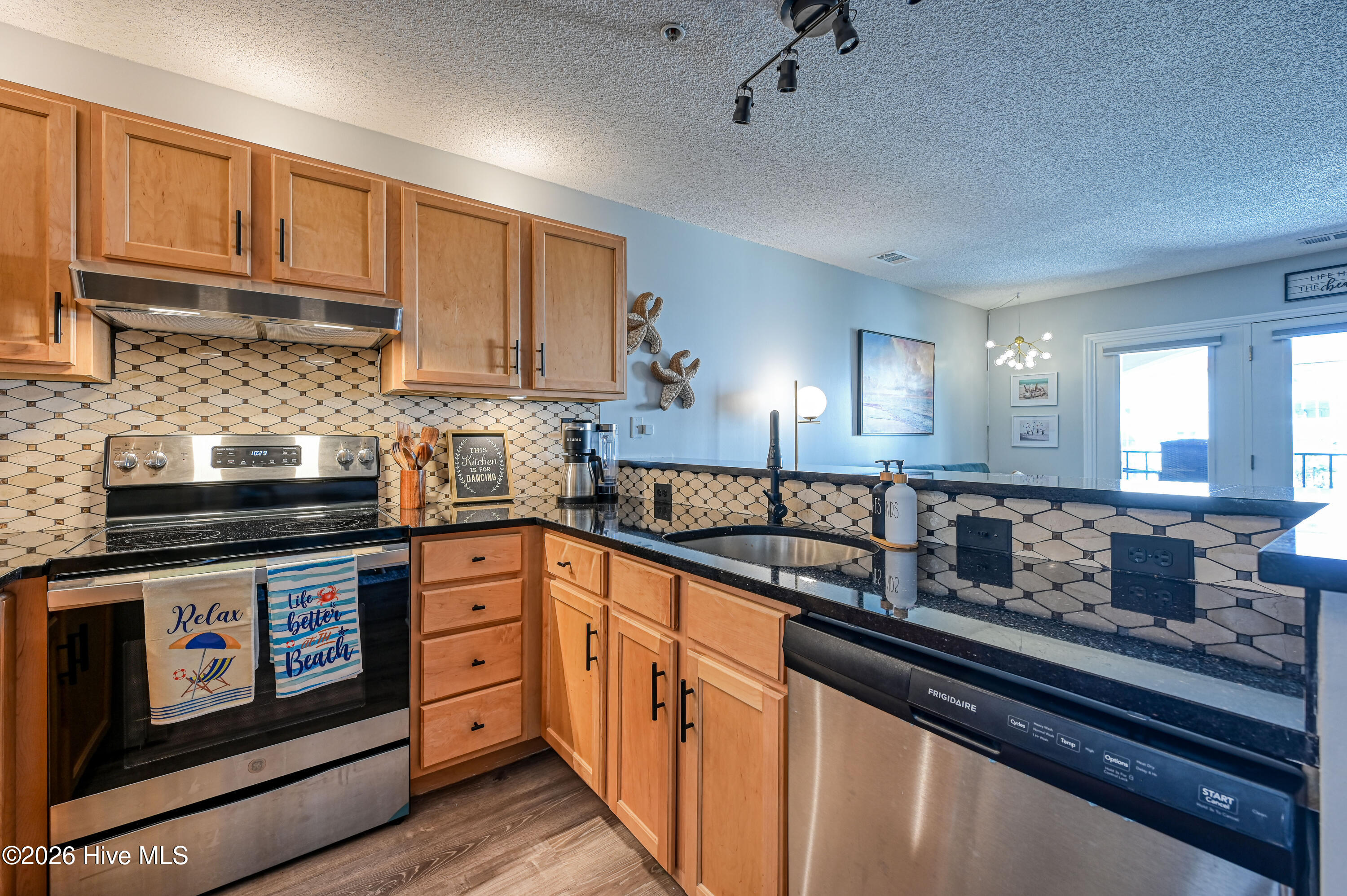 100568256 | Photo 24