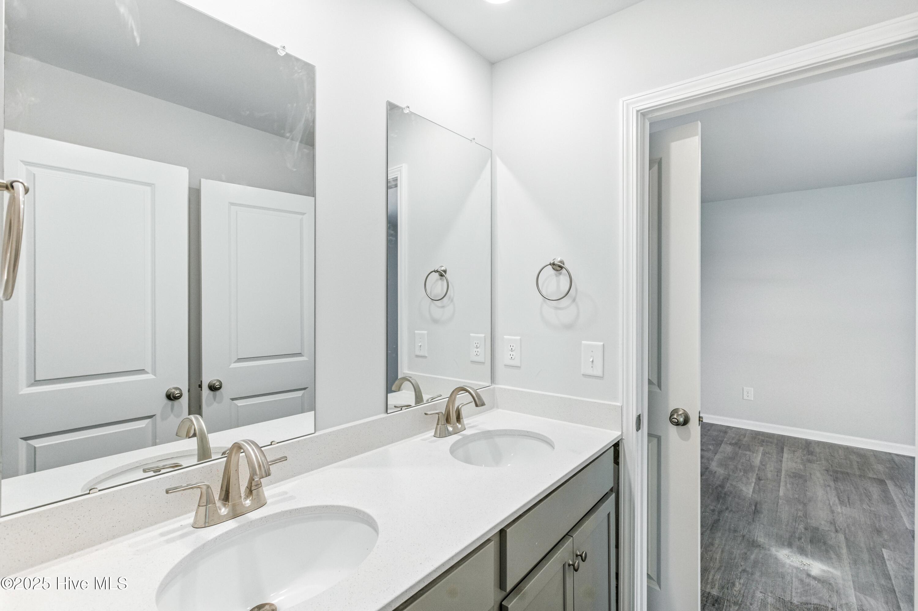 100516415 | Photo 27