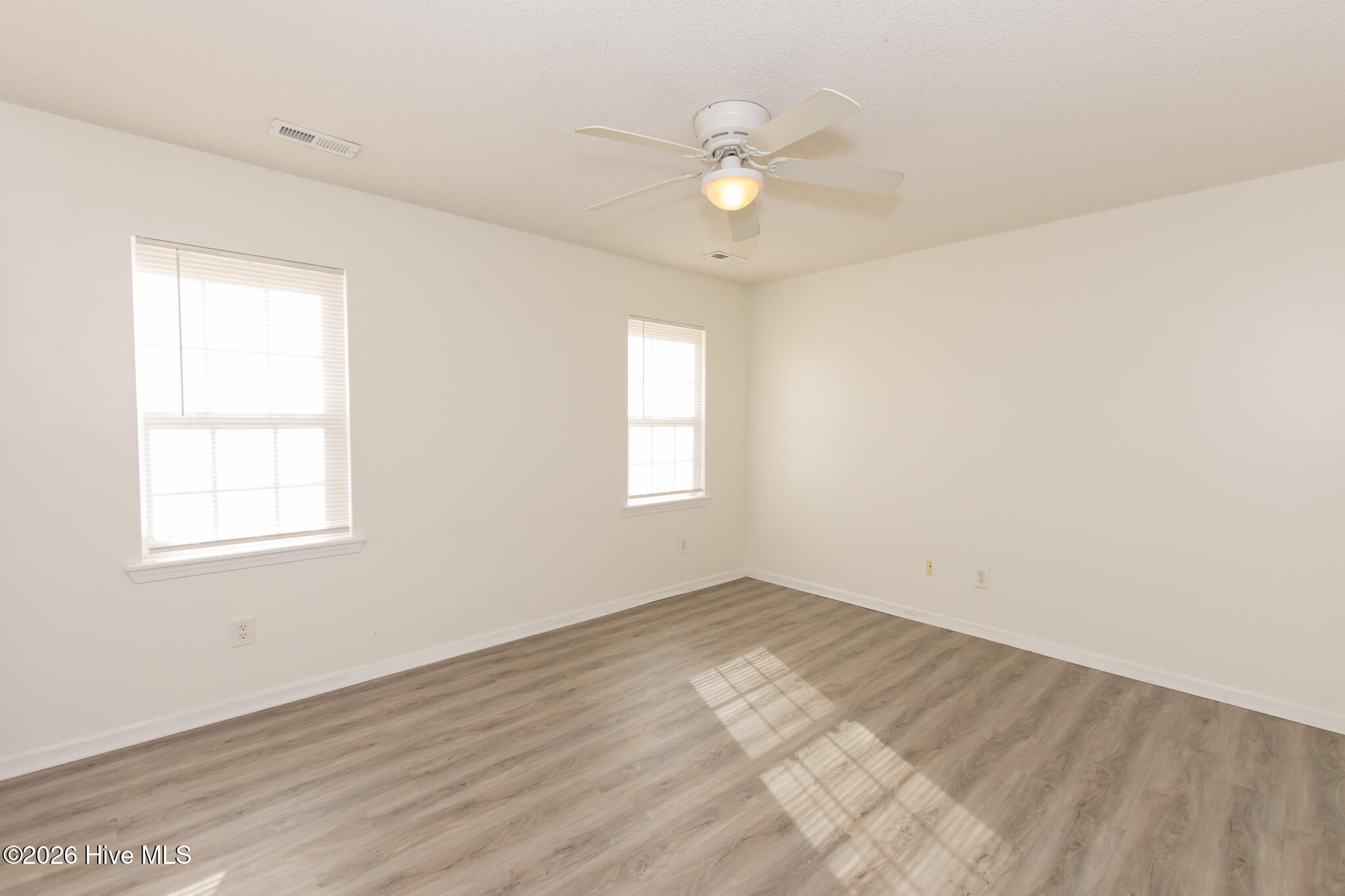 100550624 | Photo 24