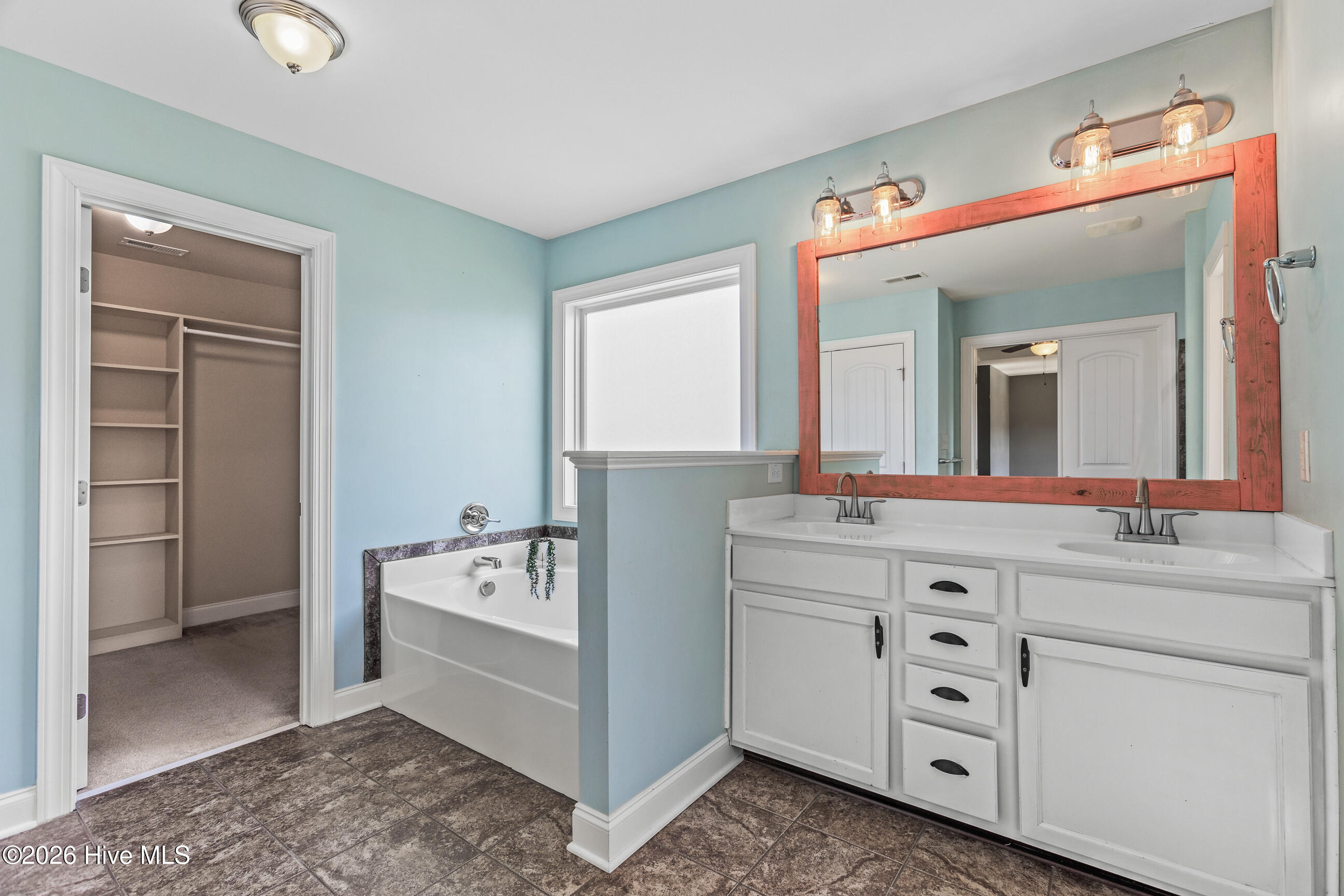 100567731 | Photo 23