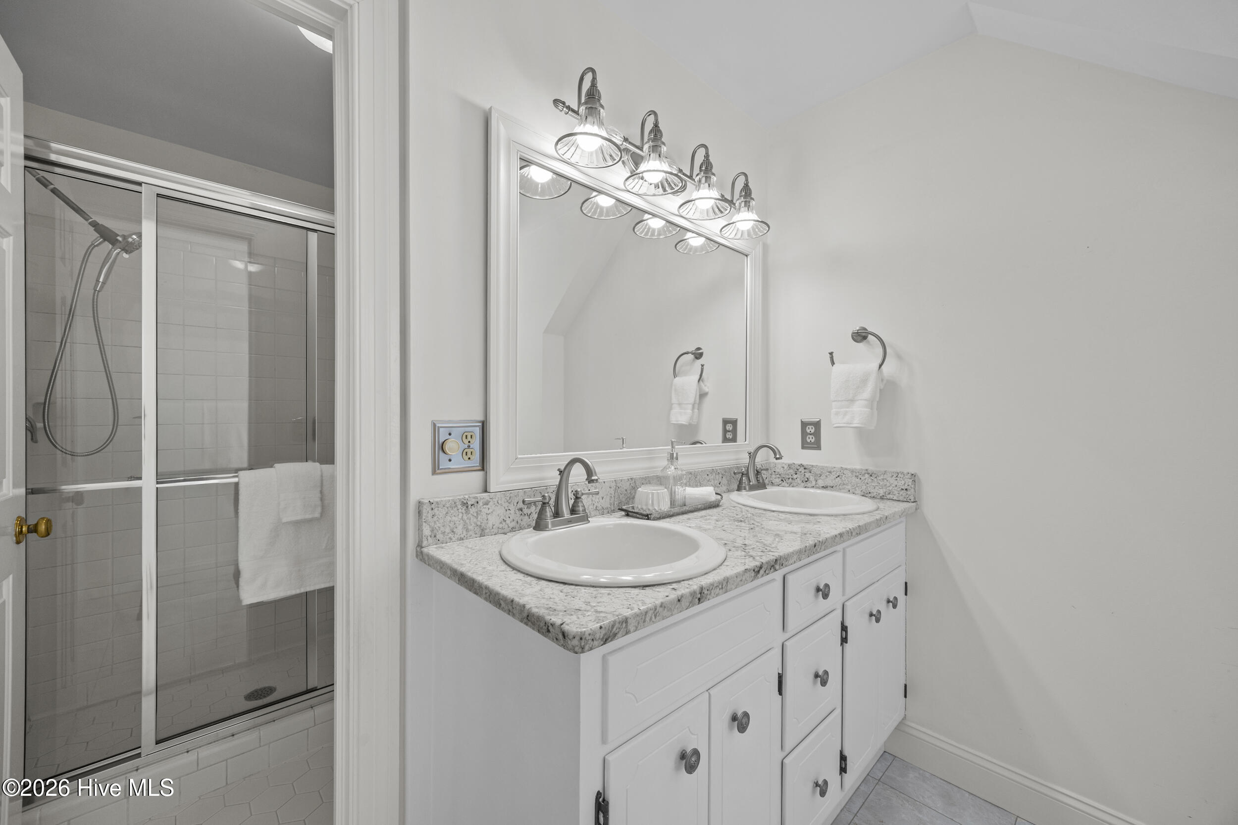 100560704 | Photo 48