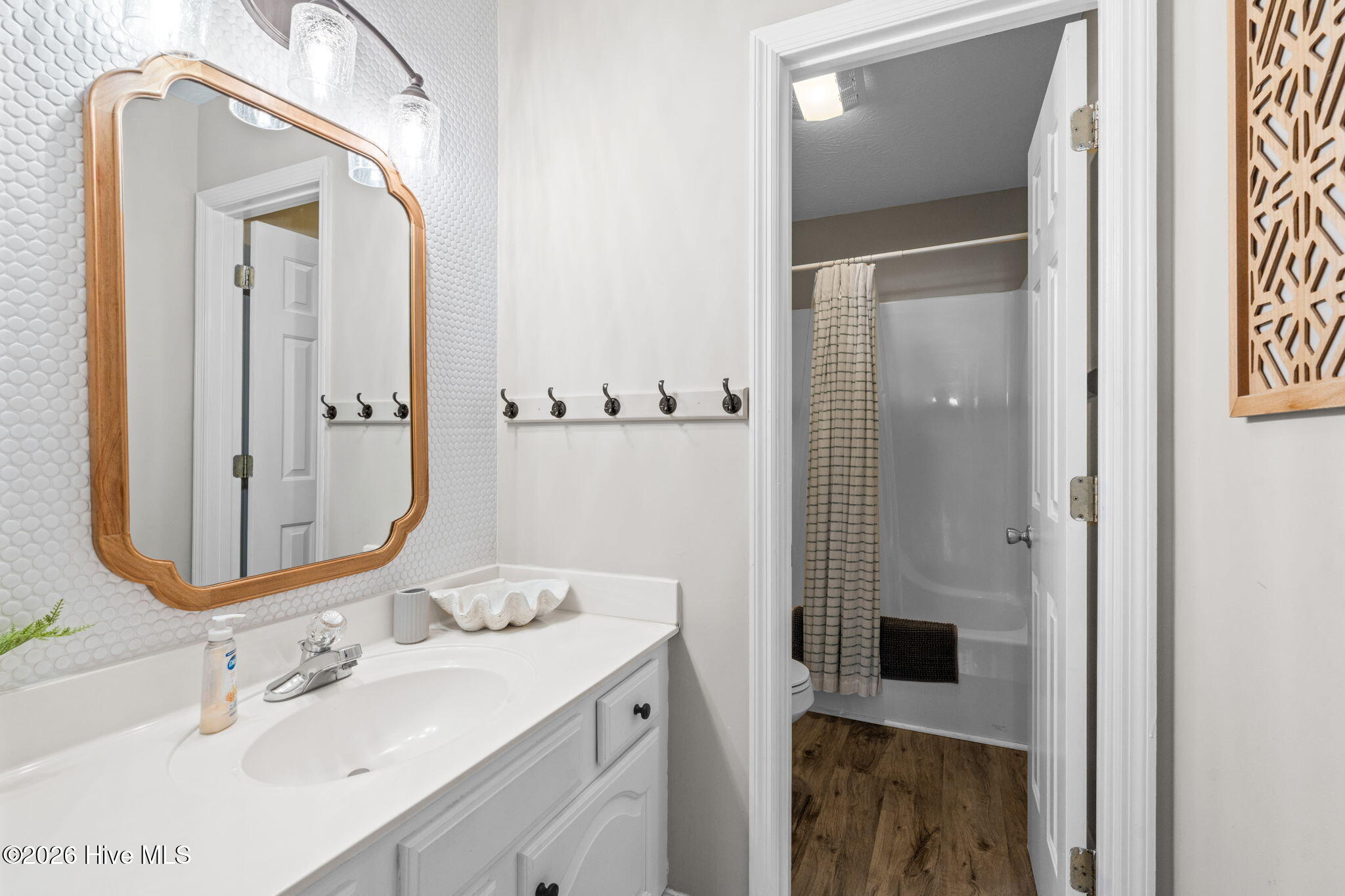 100568458 | Photo 51