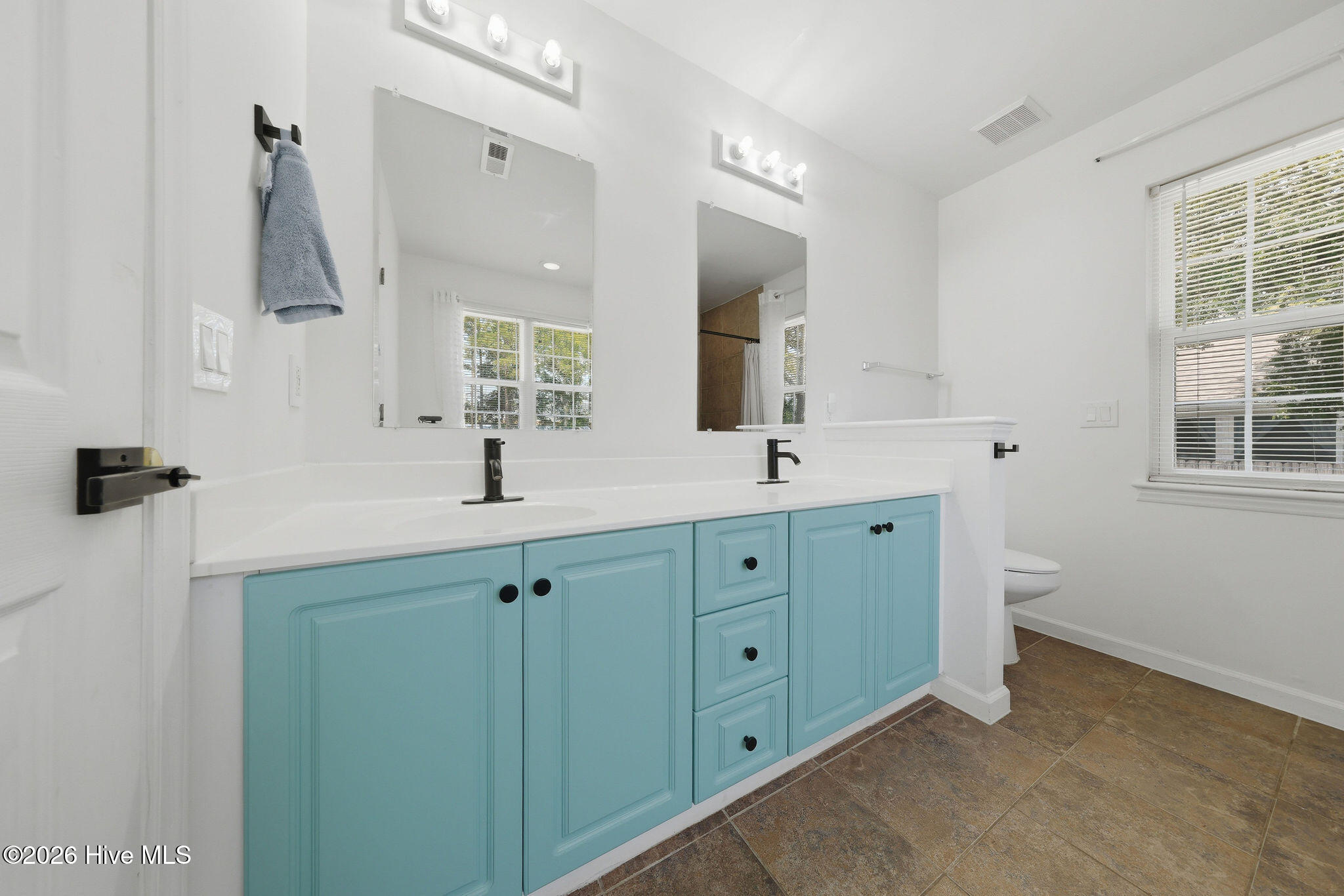 100568972 | Photo 27