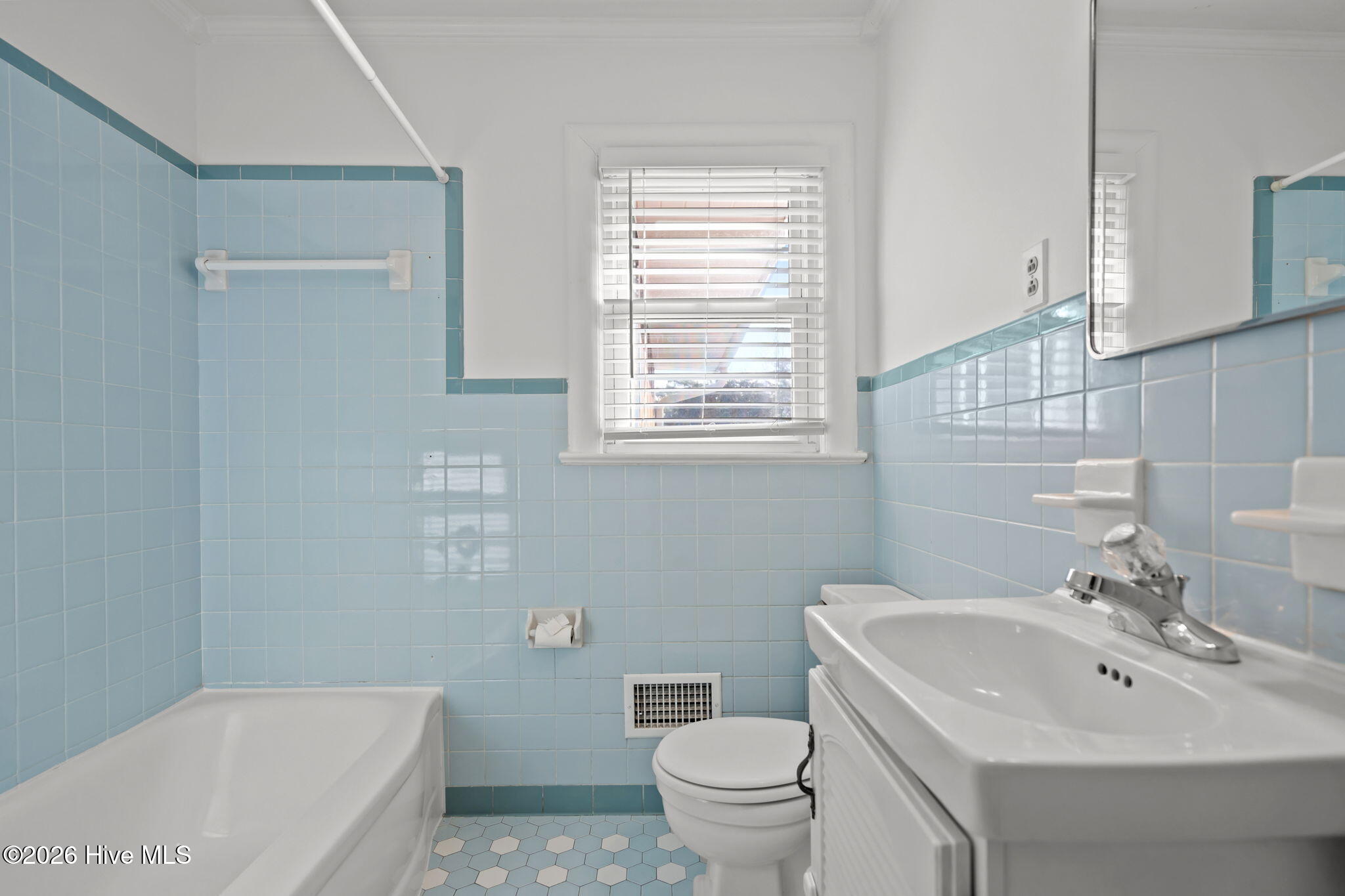 100548221 | Photo 33