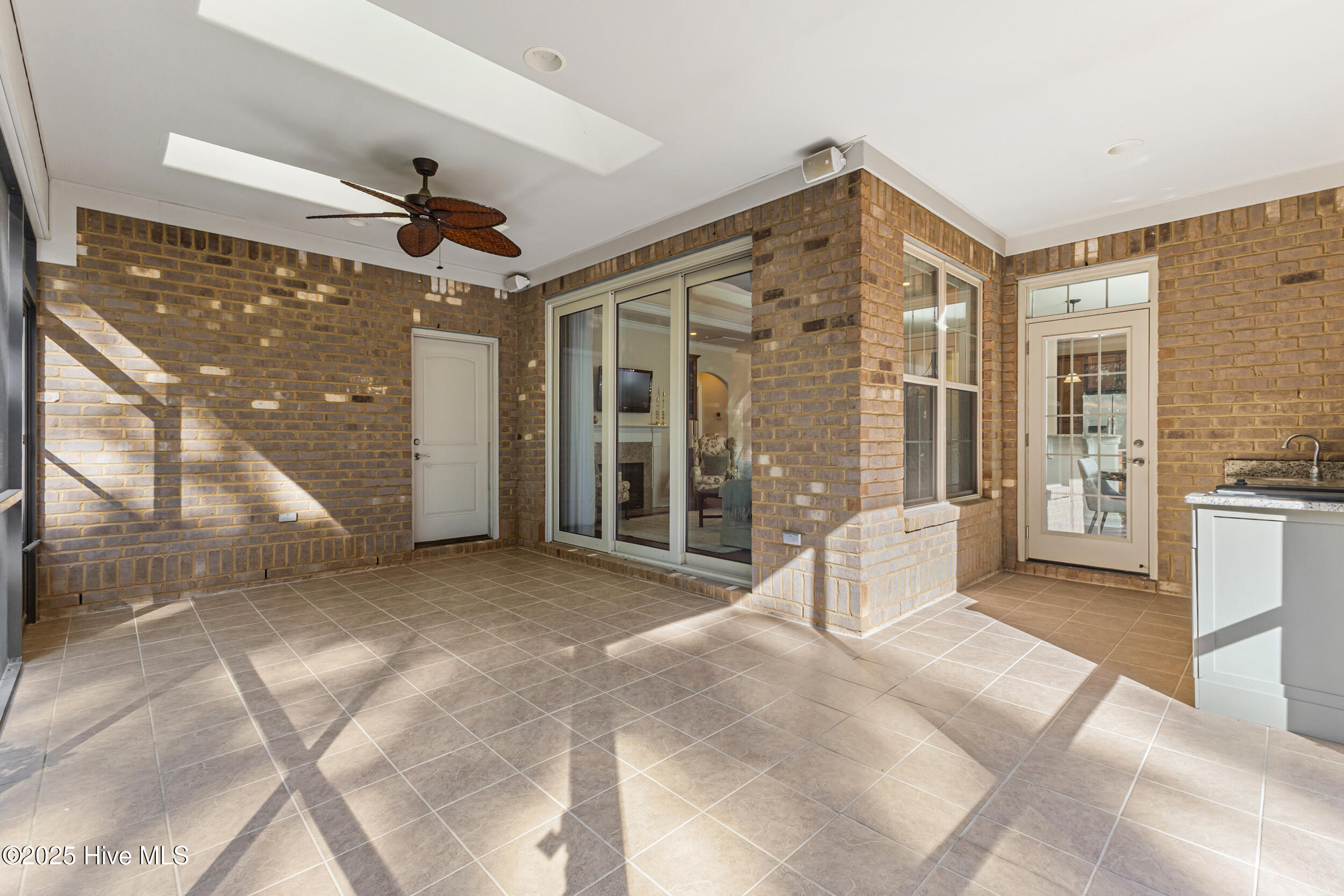 100539412 | Photo 26