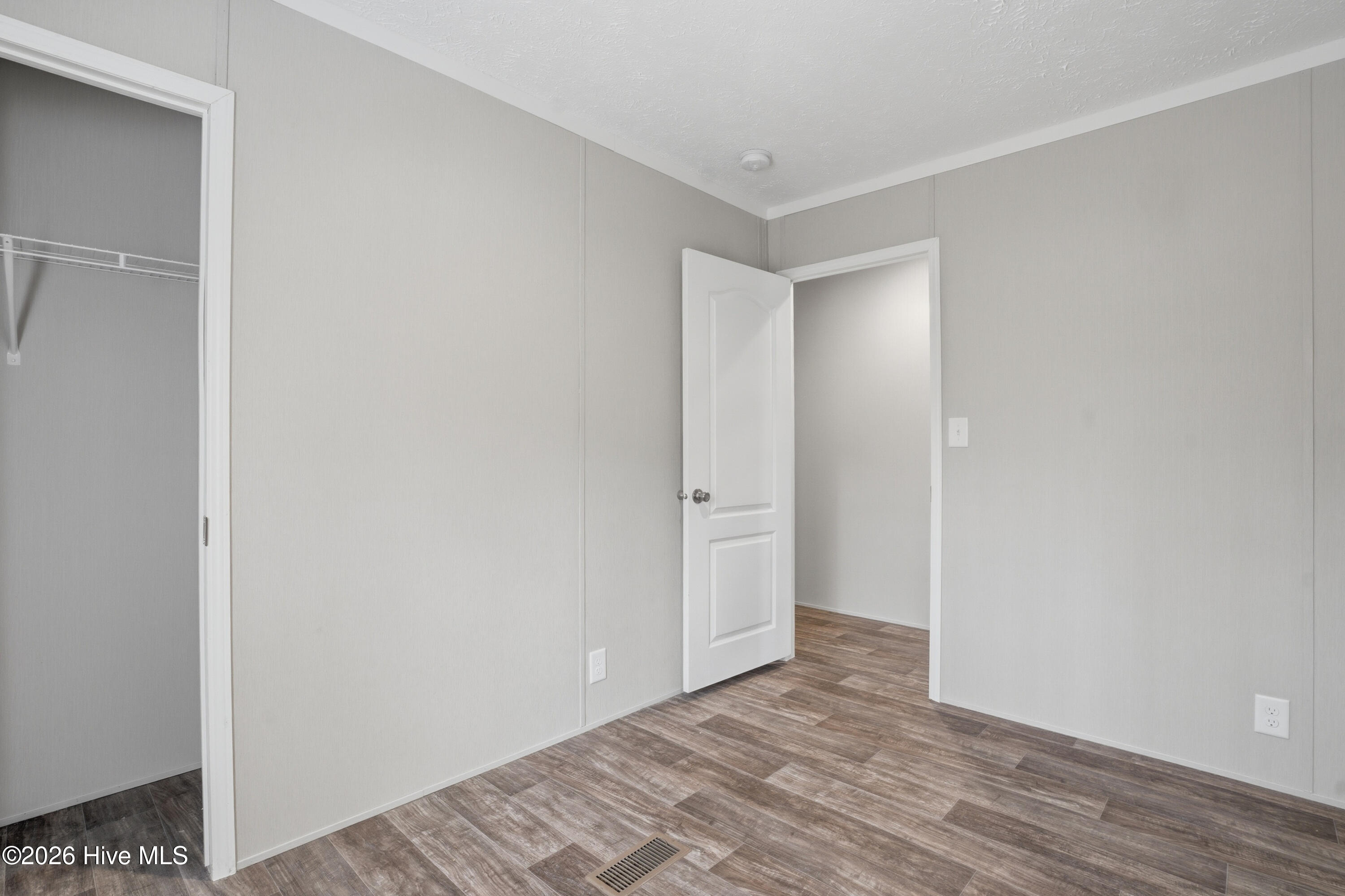 100565386 | Photo 15