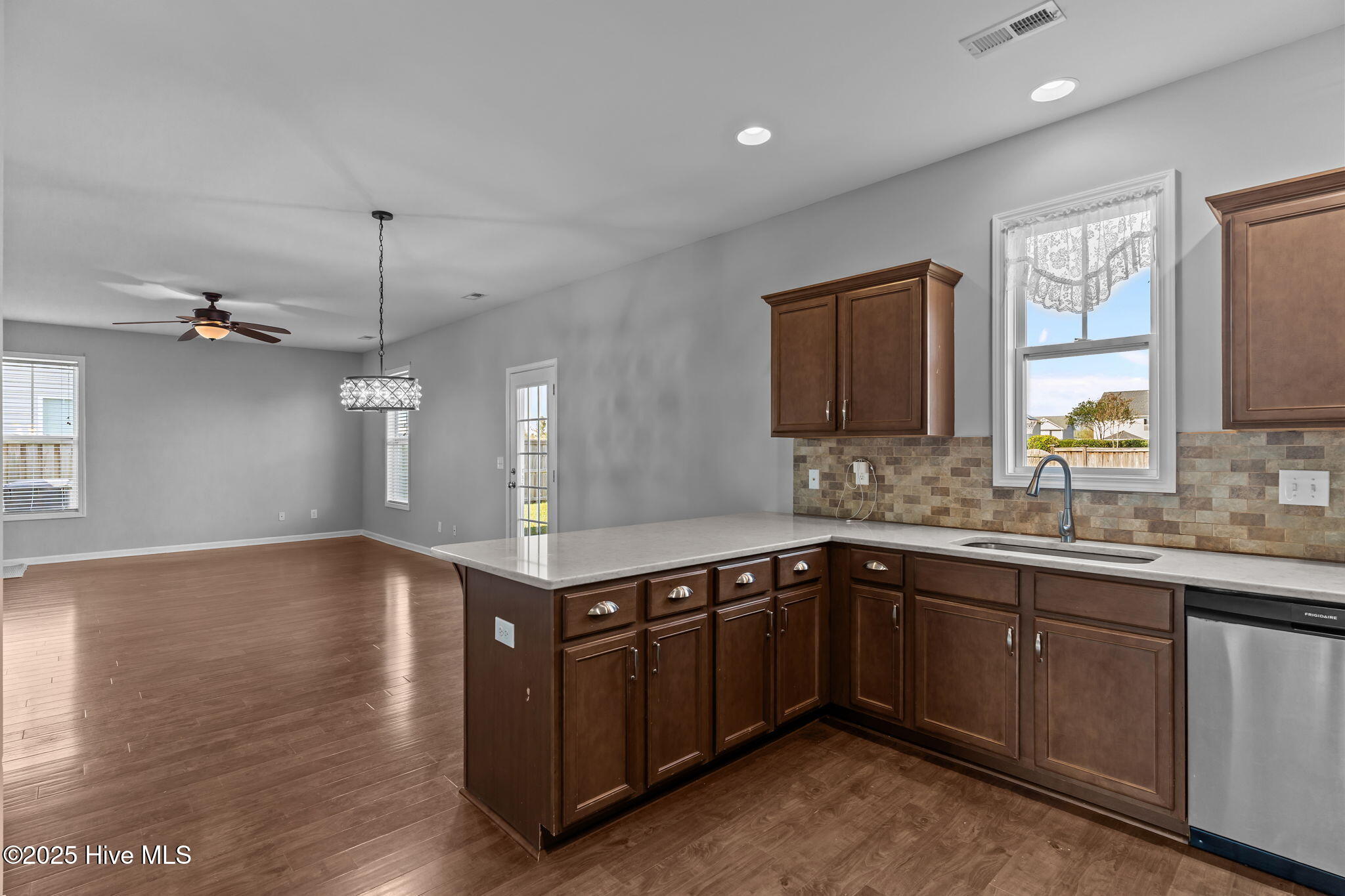 100536530 | Photo 15