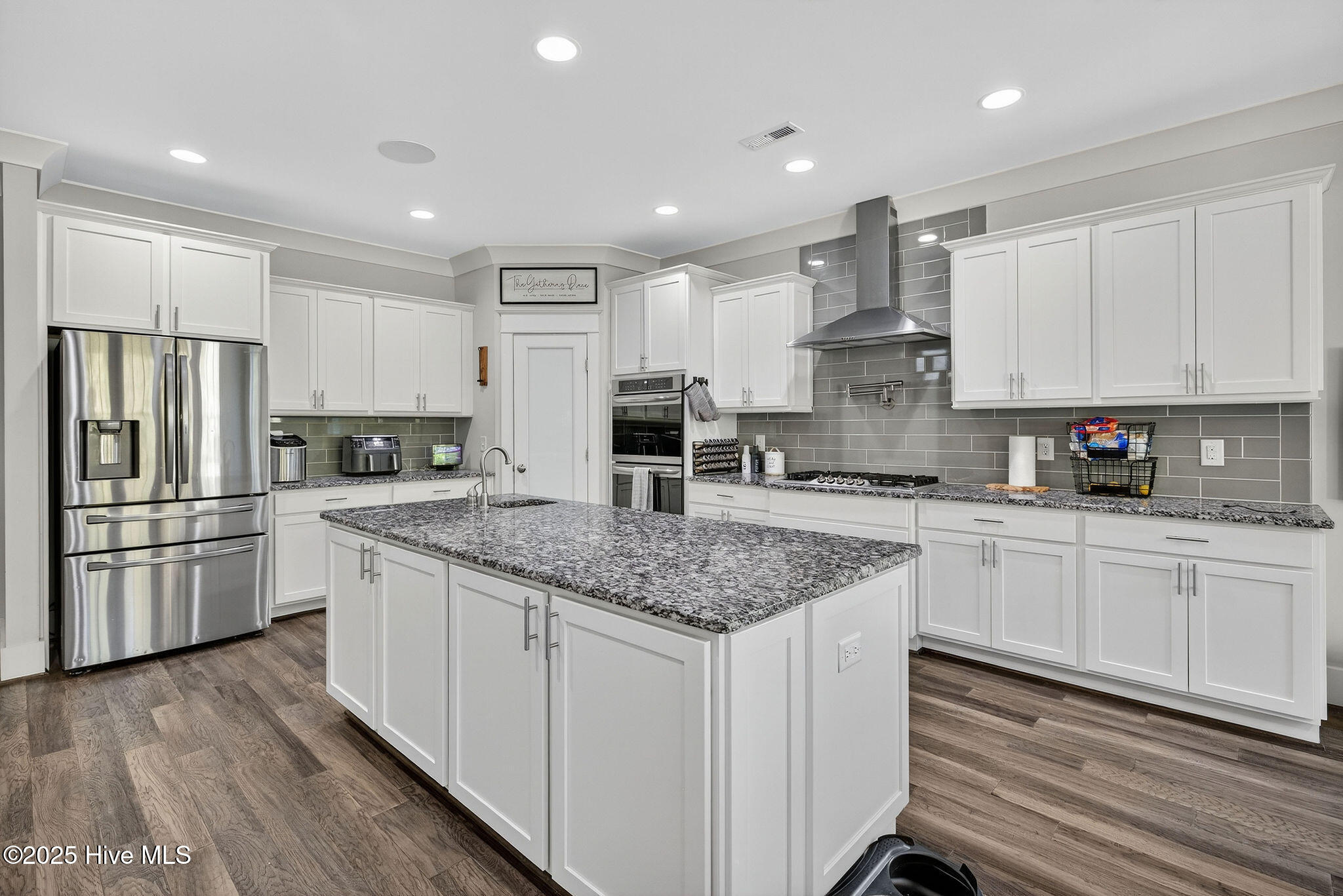 100540063 | Photo 16