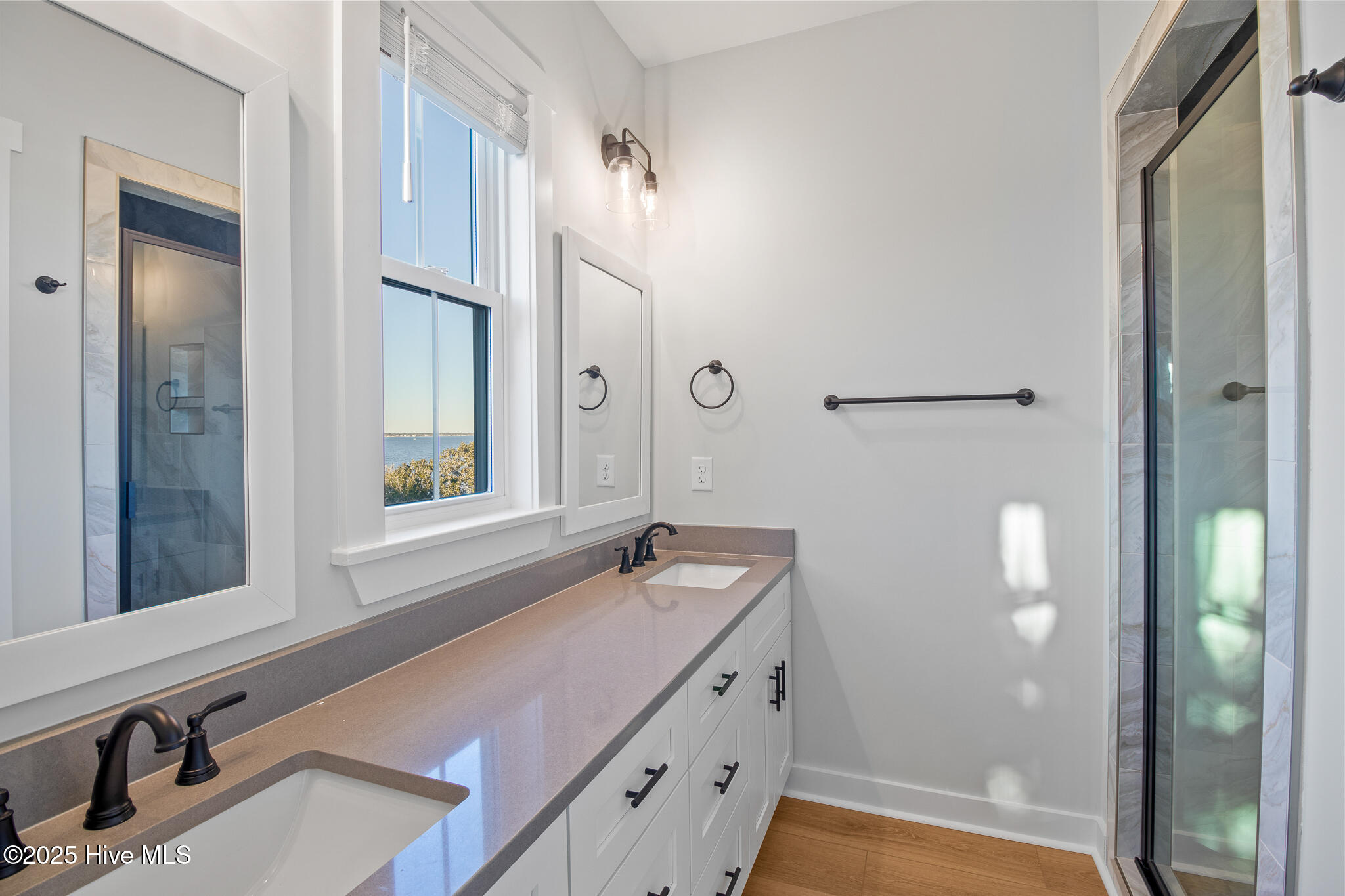 100568603 | Photo 20