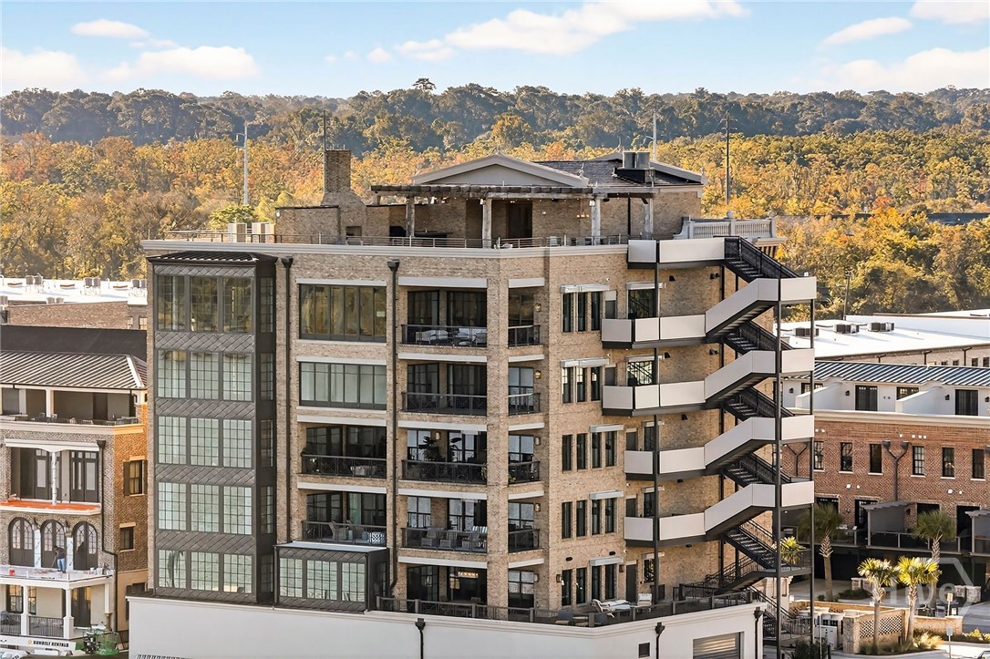 Mayors Condominium - Glass-lined balconies and a dynamic façade offer visual rhythm, while the private rooftop terrace—exclusively for the owner of this Penthouse—elevates vertical living to a rarefied experience. A singular opportunity to enjoy panoramic views and refined outdoor luxury.
