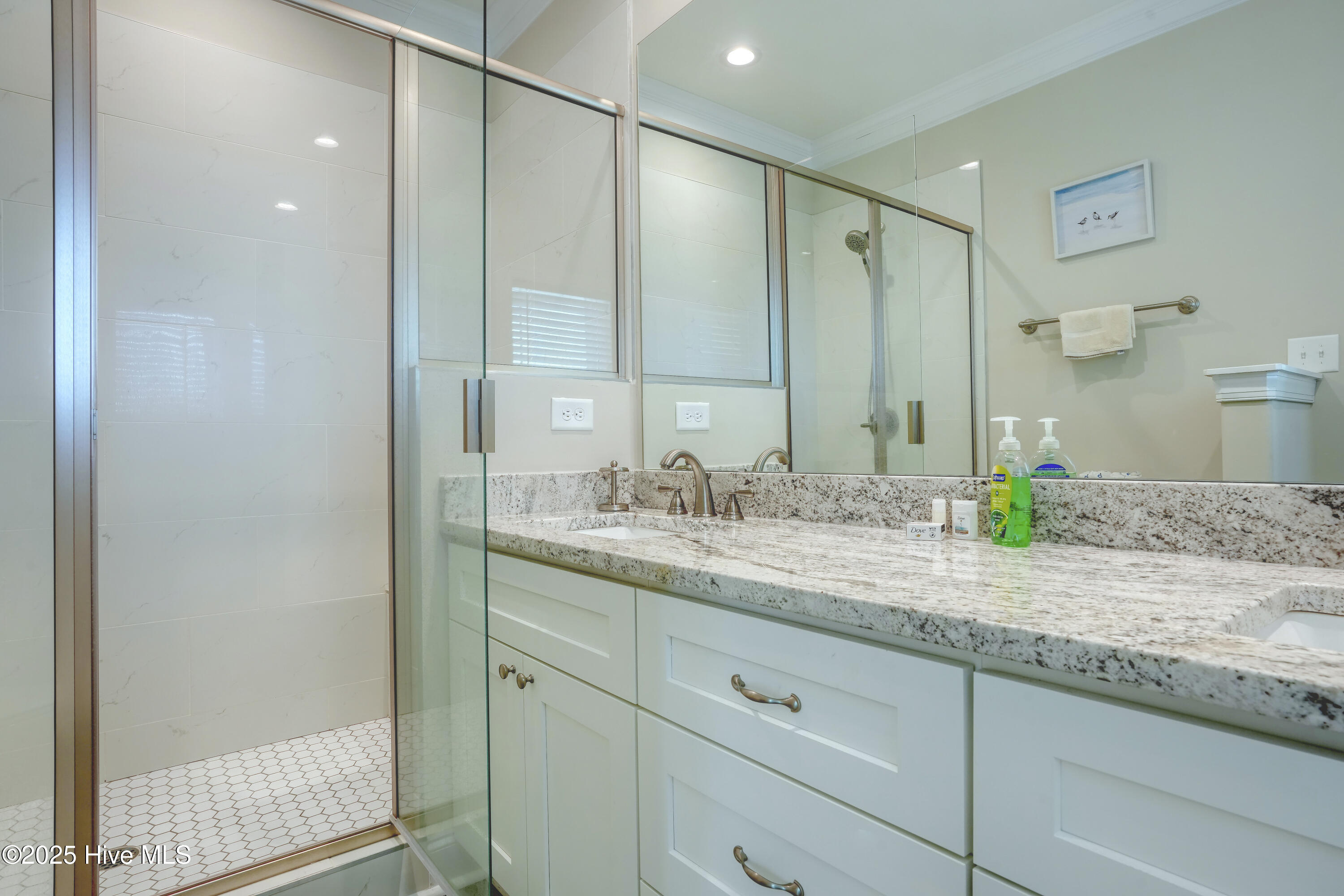 100510415 | Photo 34