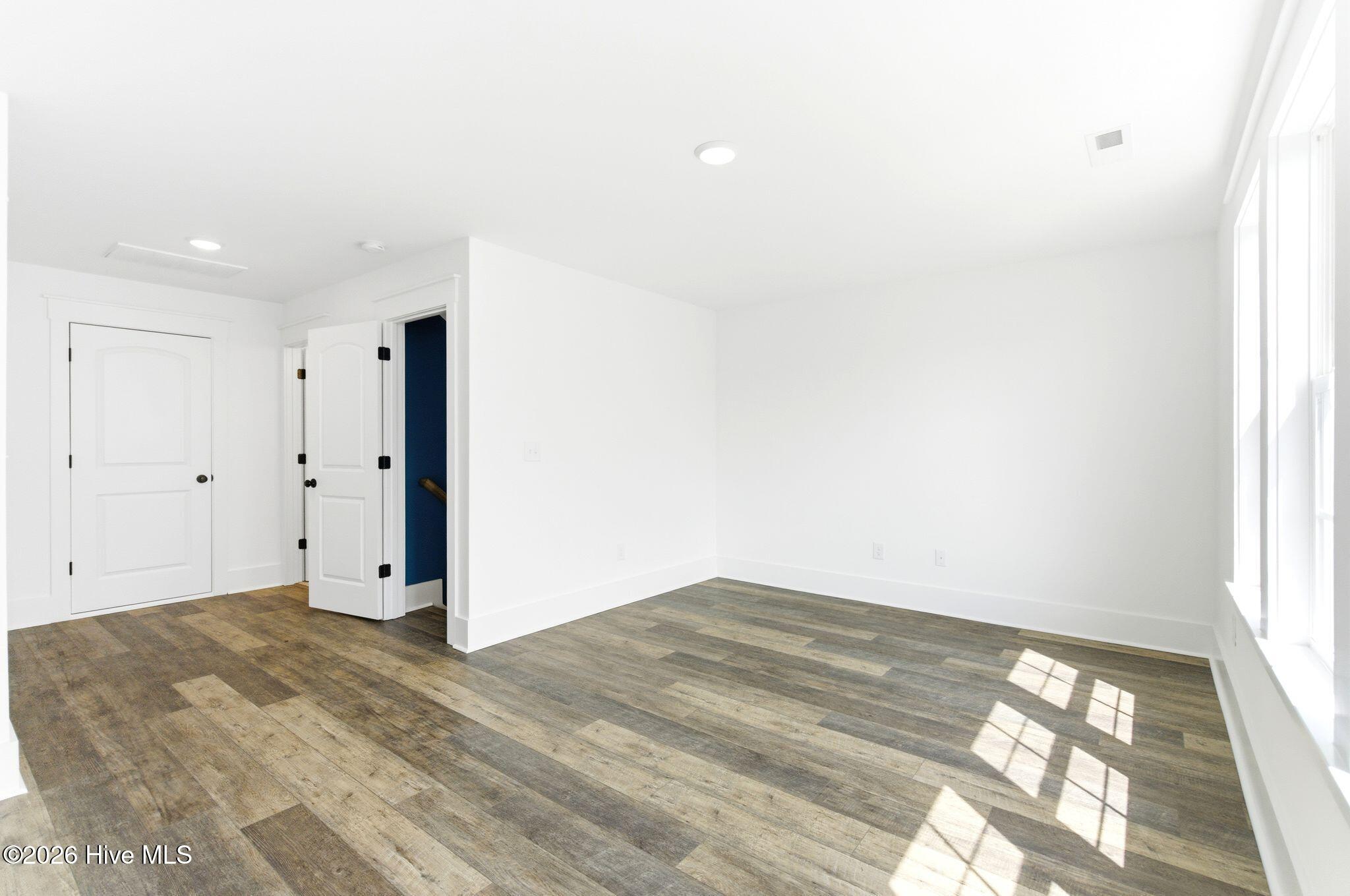 100565935 | Photo 31