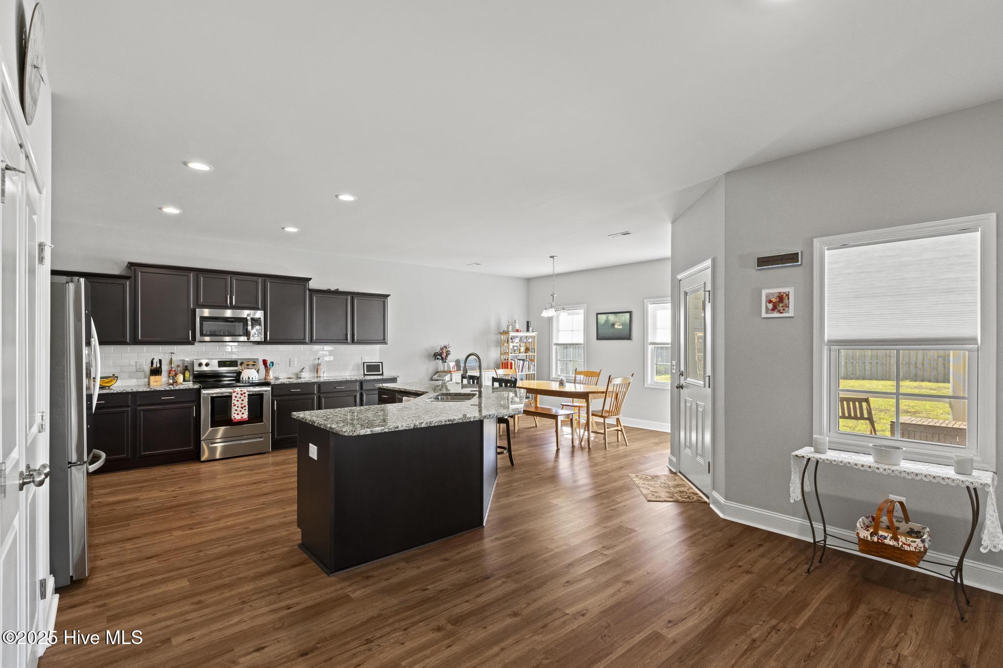 100528220 | Photo 12