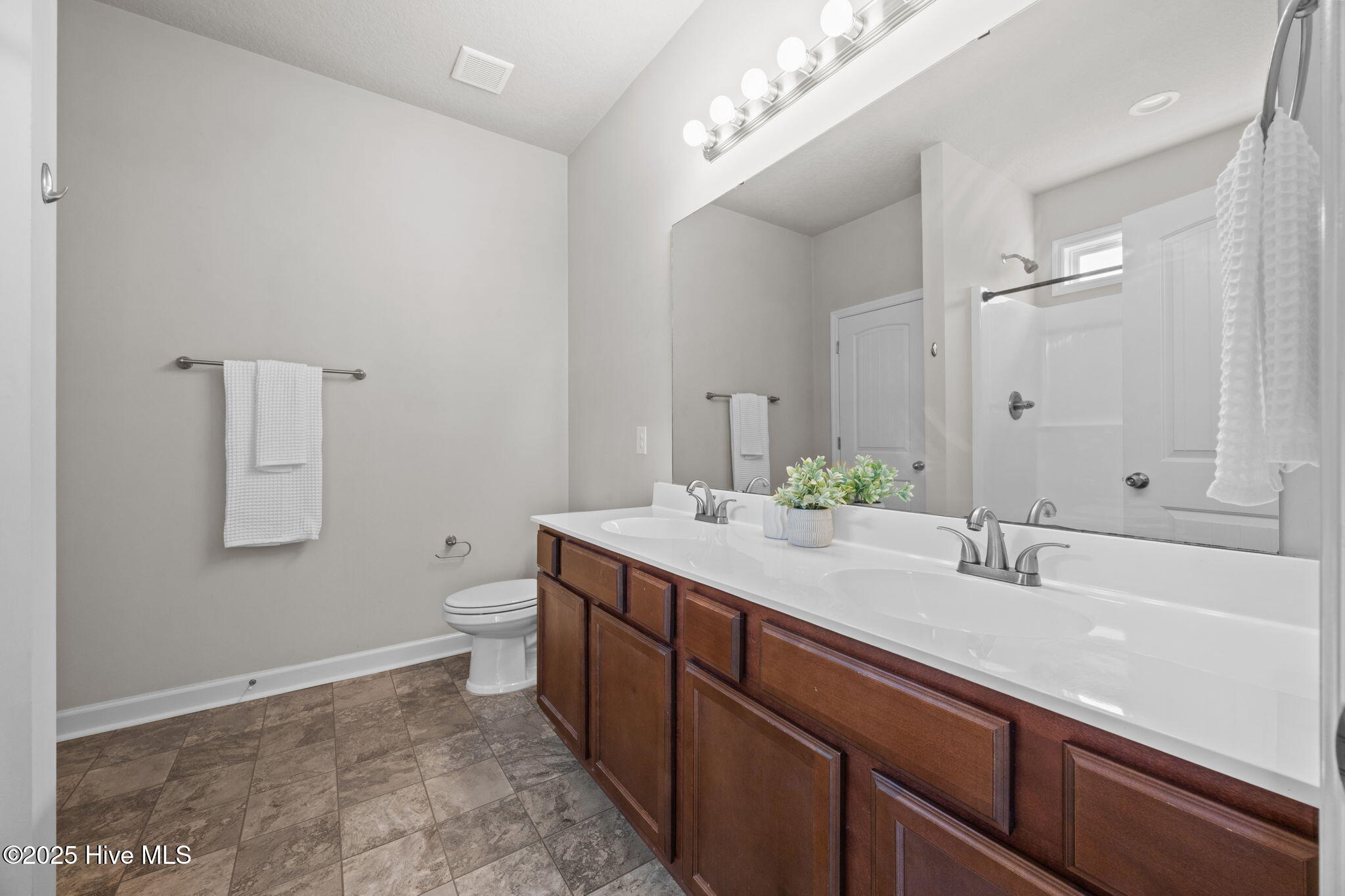 100532525 | Photo 15