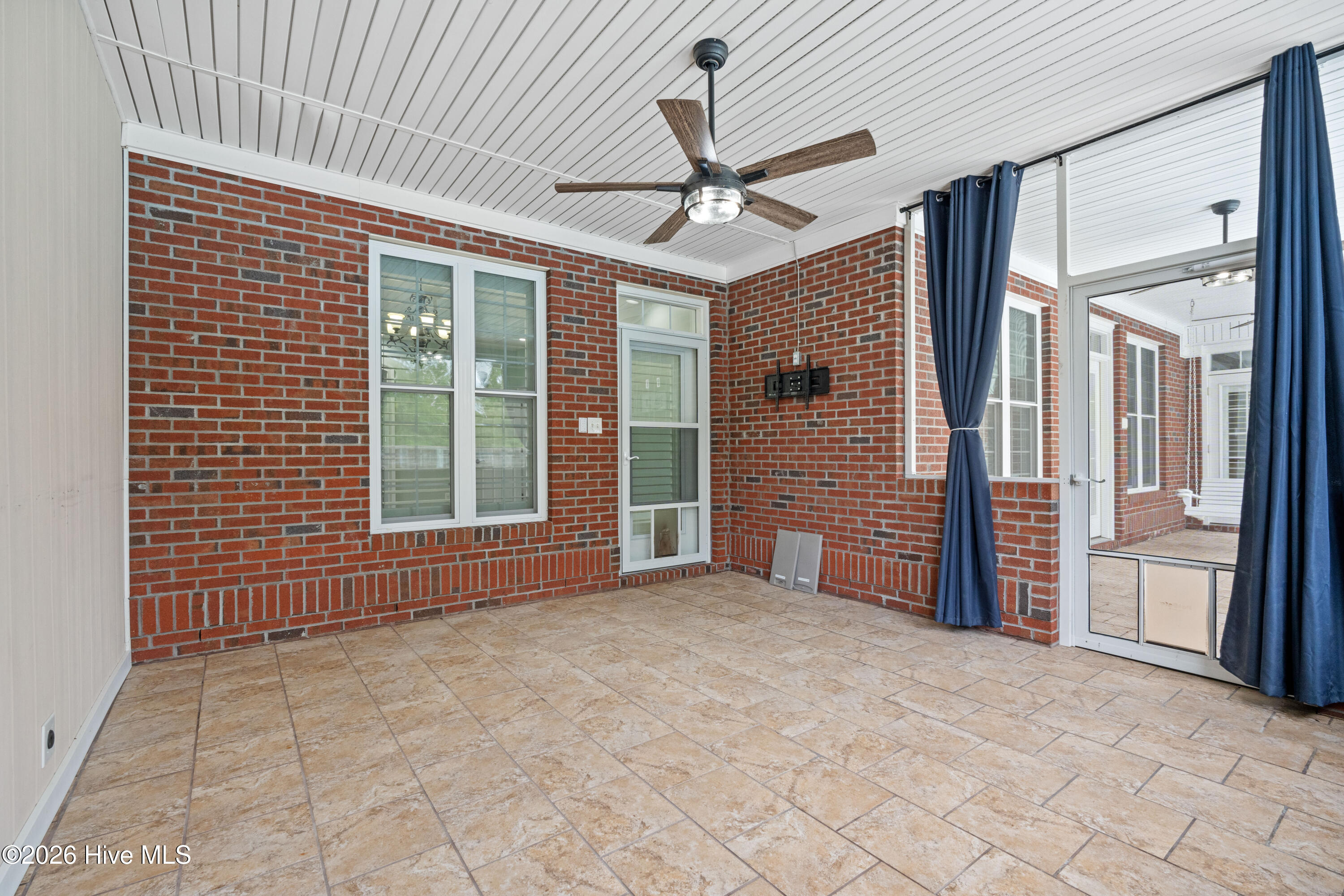 100565289 | Photo 66