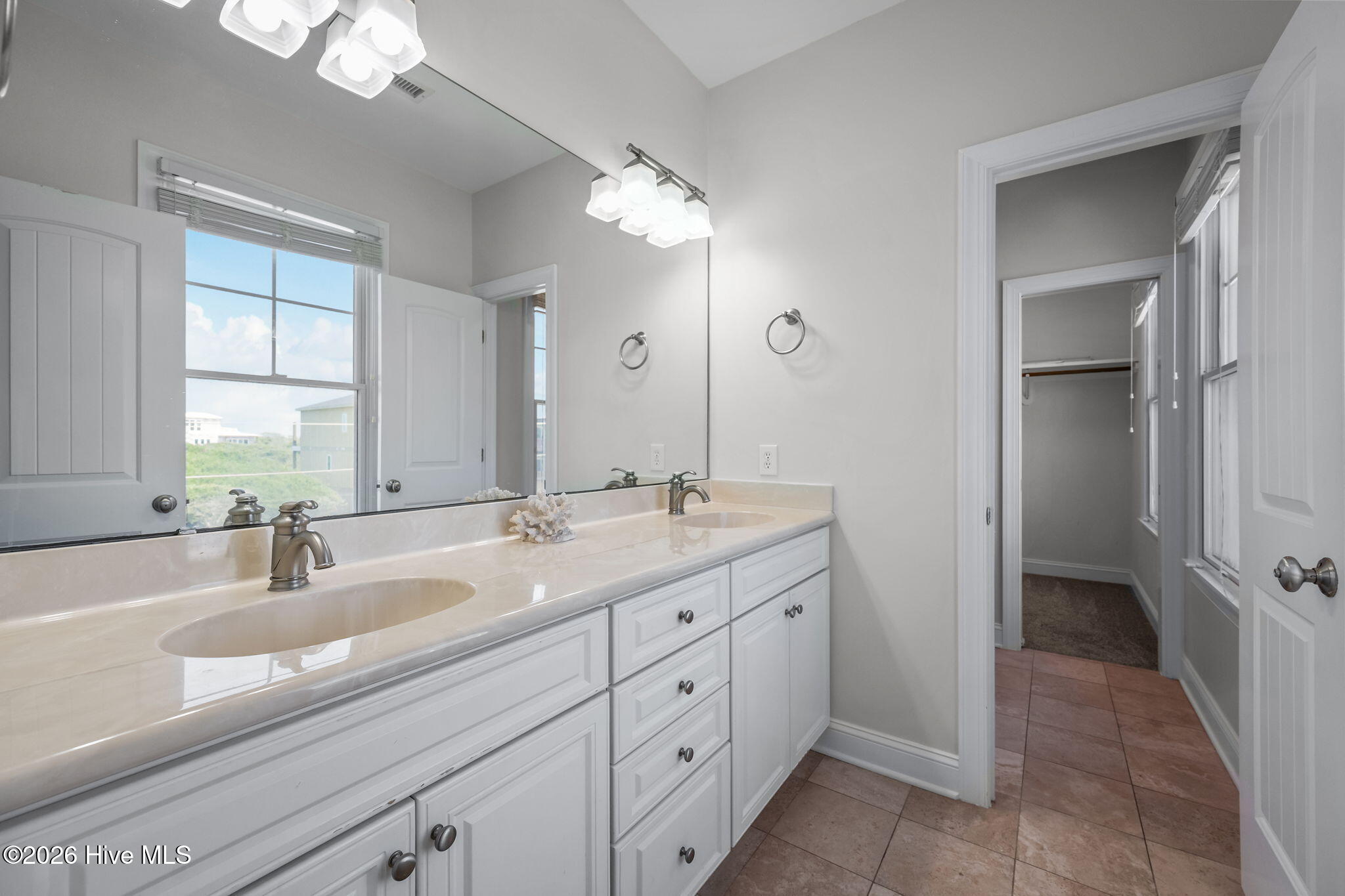 100570241 | Photo 24