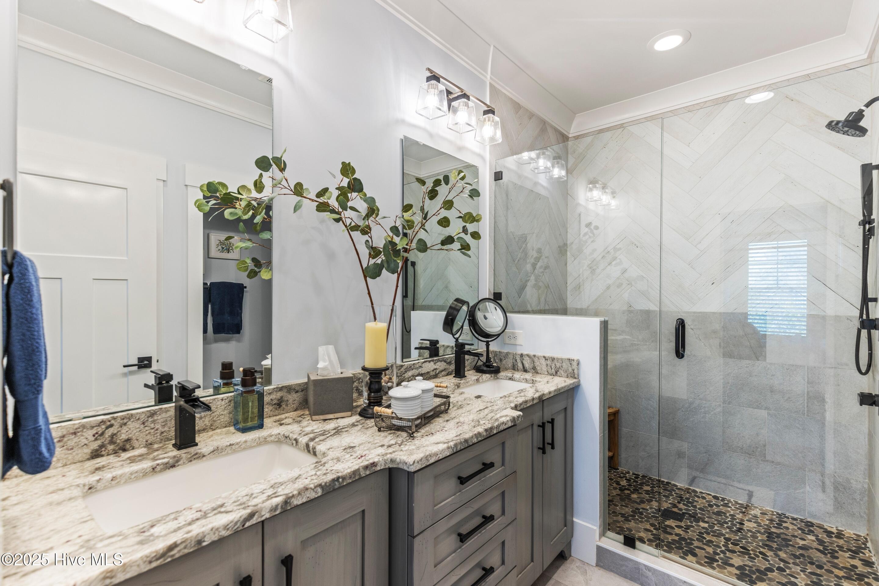 100540413 | Photo 22