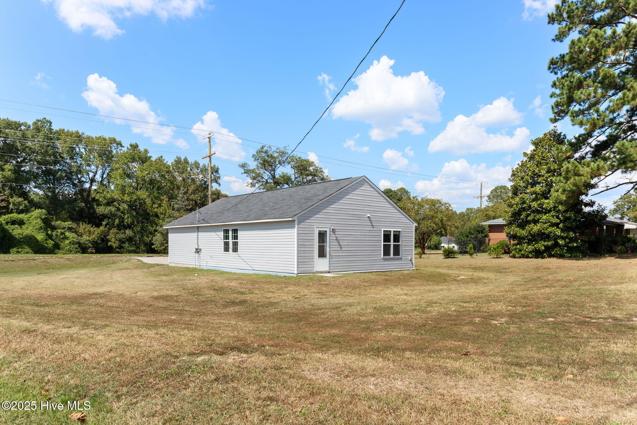 20-web-or-mls-2585-w-raleigh-blvd