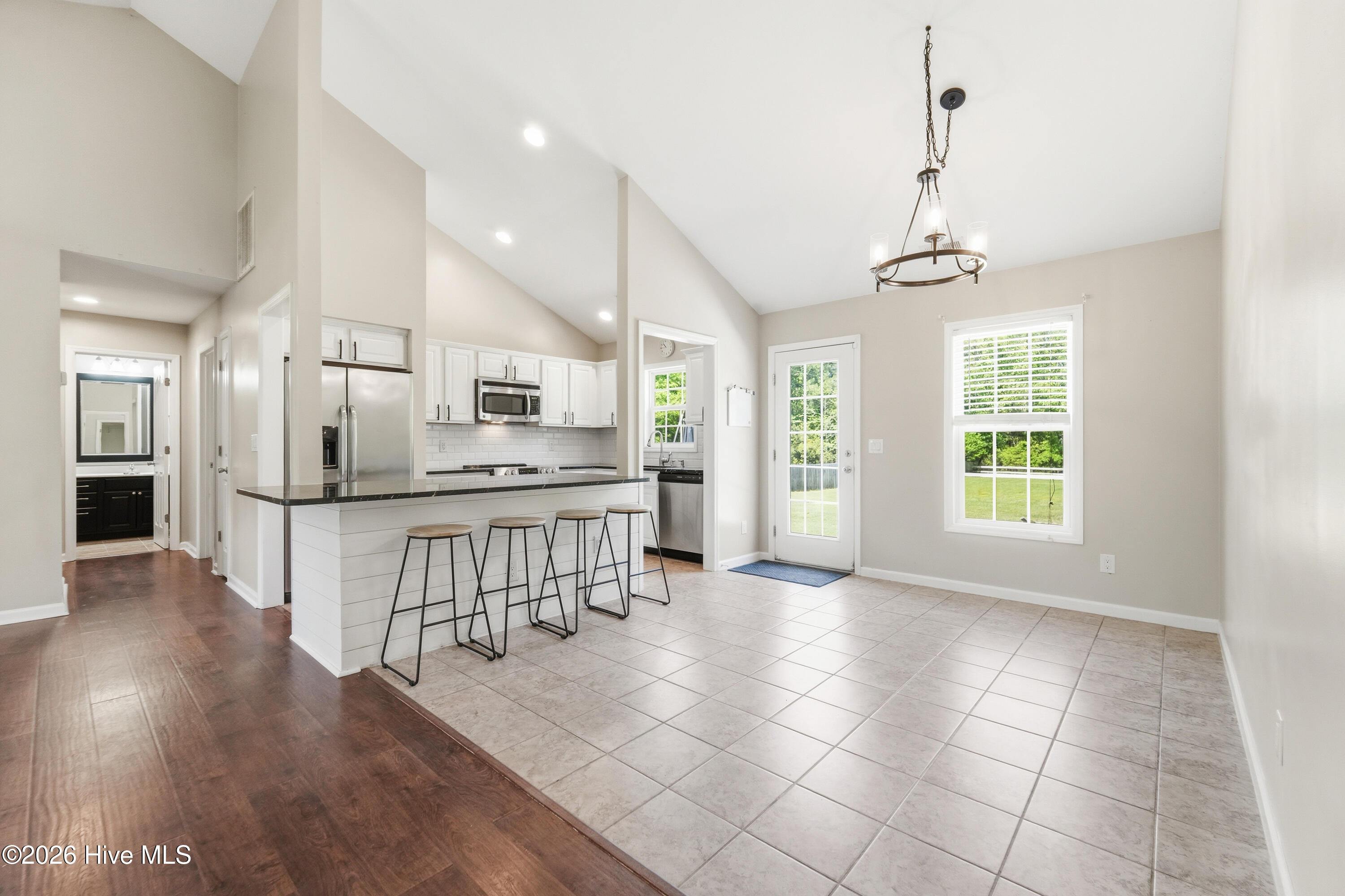 100568170 | Photo 12