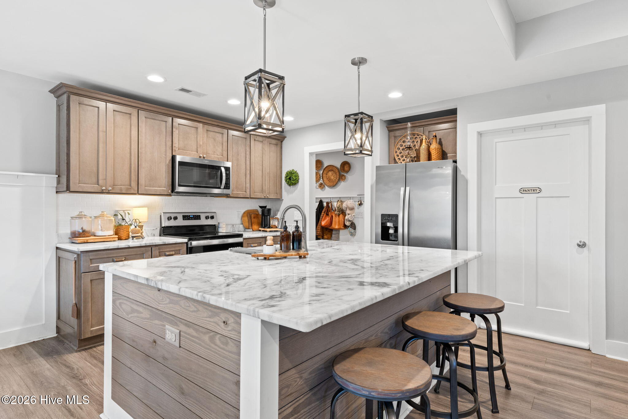 100557943 | Photo 16