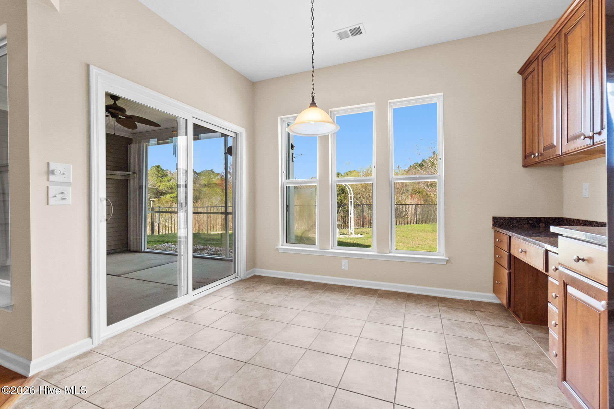 100561861 | Photo 21