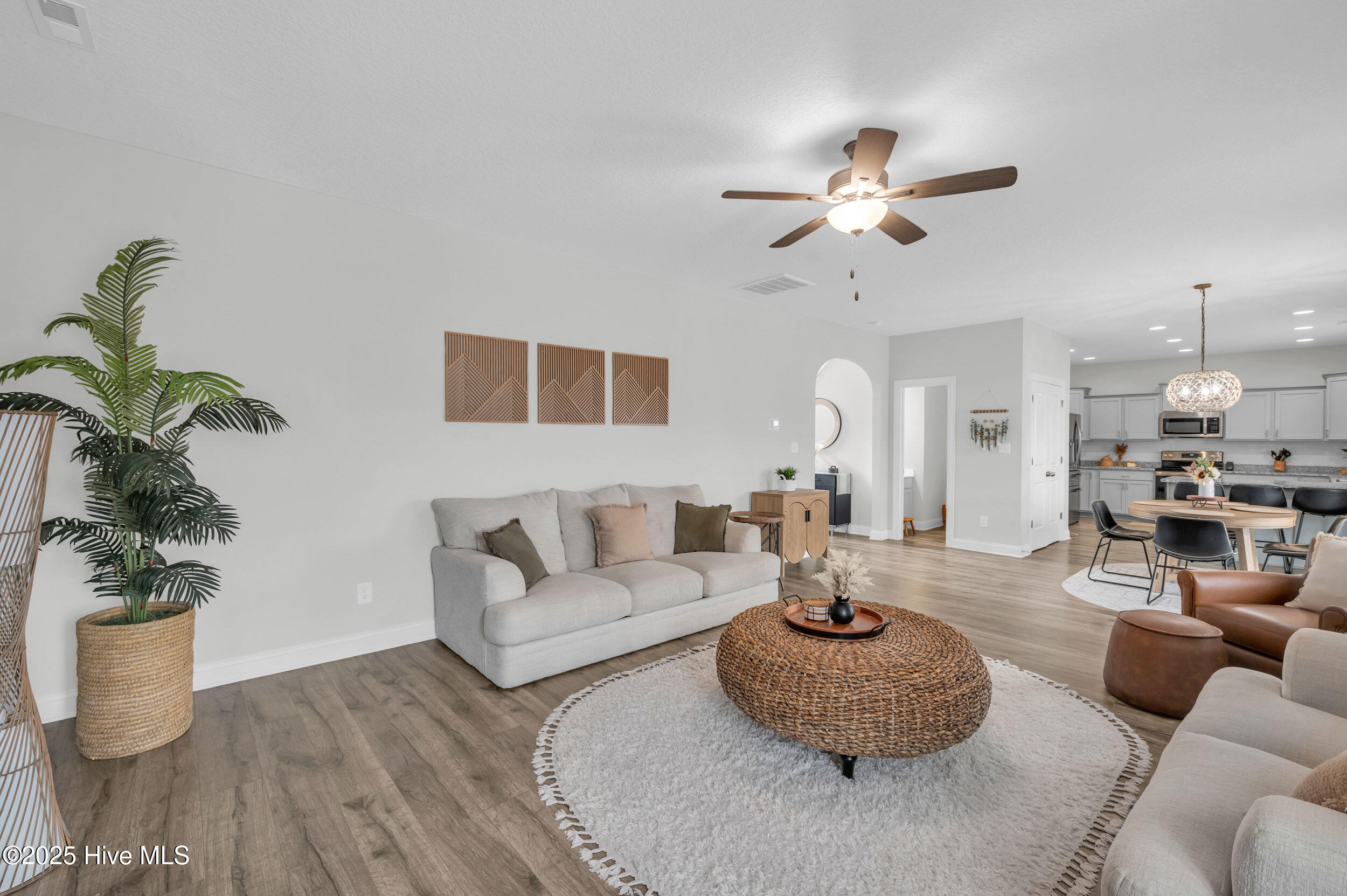 100531101 | Photo 11