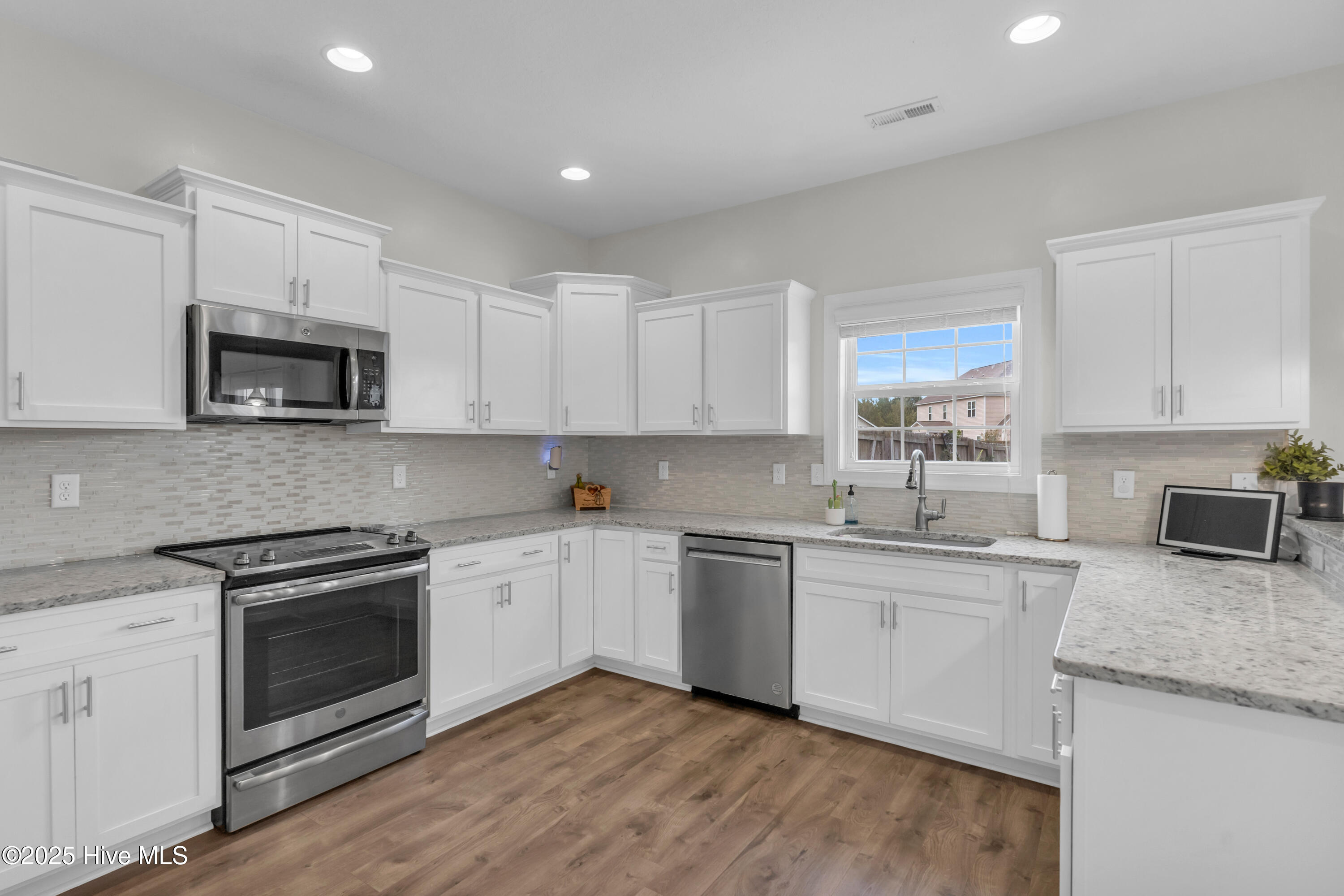 100534208 | Photo 12