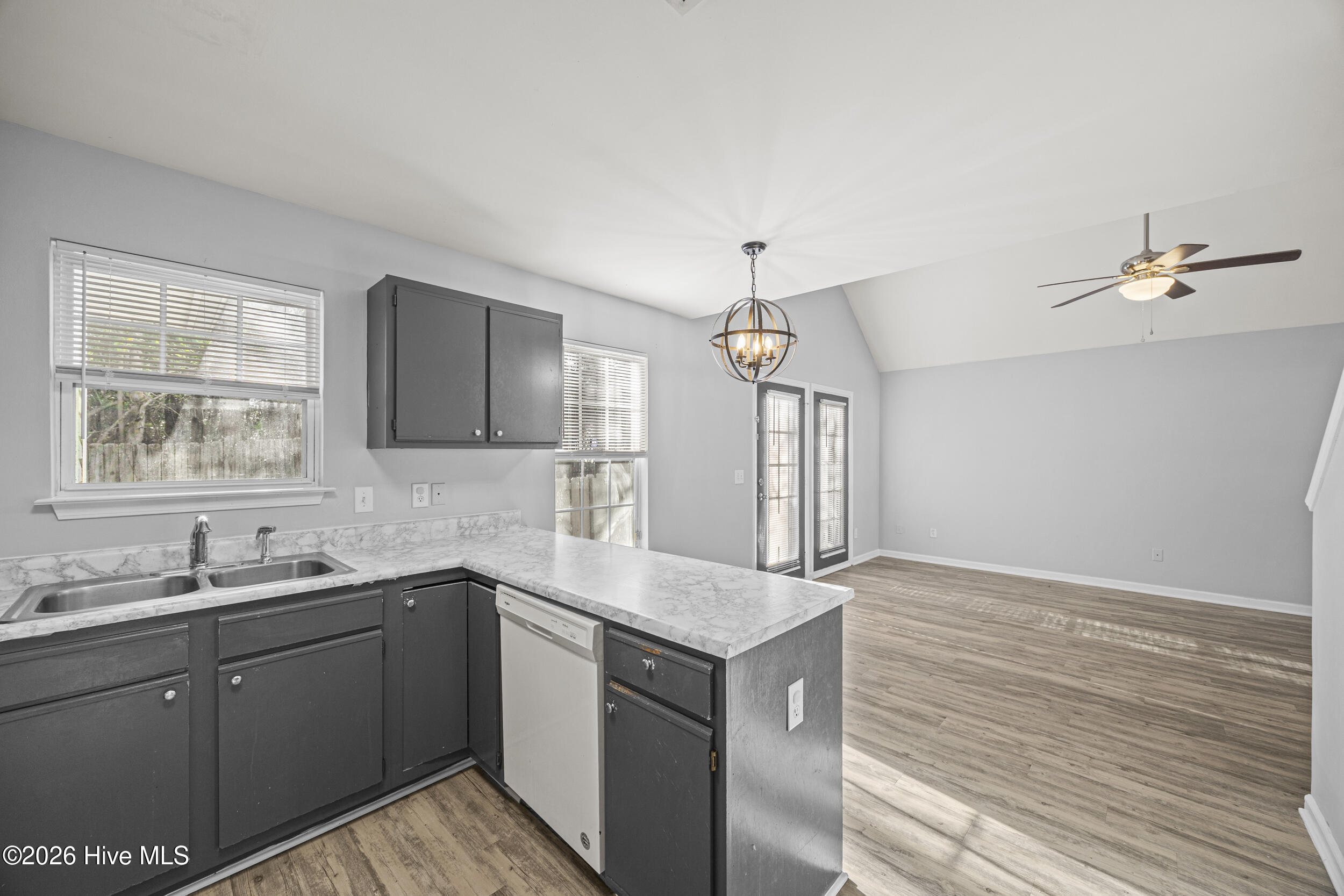 100561010 | Photo 14