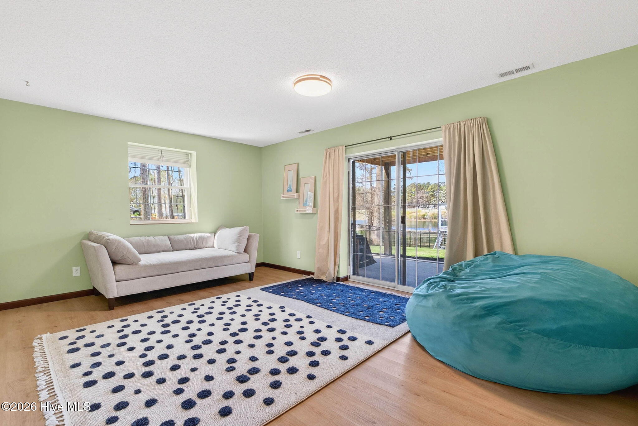 100561895 | Photo 30